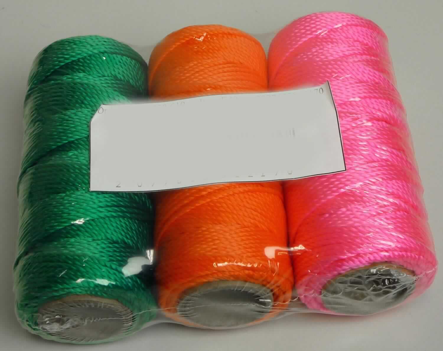 Bindfaden, sog. Maurerschnur 3tlg., EAN 2077632812170, Foto siehe Anlage,
- als dreiteiliges Sortiment in einer Kunststofffolie eingeschweißt,
- als Meterware auf einer Rolle aus Pappe aufgebracht, lt. Antrag mit einer Länge von 50 m und einem 
  Durchmesser von 1 mm,
- gezwirntes Garn (somit kein Bindegarn oder Pressengarn) aus laut Antrag Polypropylen (synthetische 
  Chemiefasern),
- mit einem Titer von ca. 10.250 dtex,
- an den Enden thermisch verfestigt, somit nicht konfektioniert.

"Bindfaden, aus Polypropylen, anderer als in der Unterposition 5607 4100 genannte, mit einem Titer von weniger 
 als 50.000 dtex (5 g je m)"