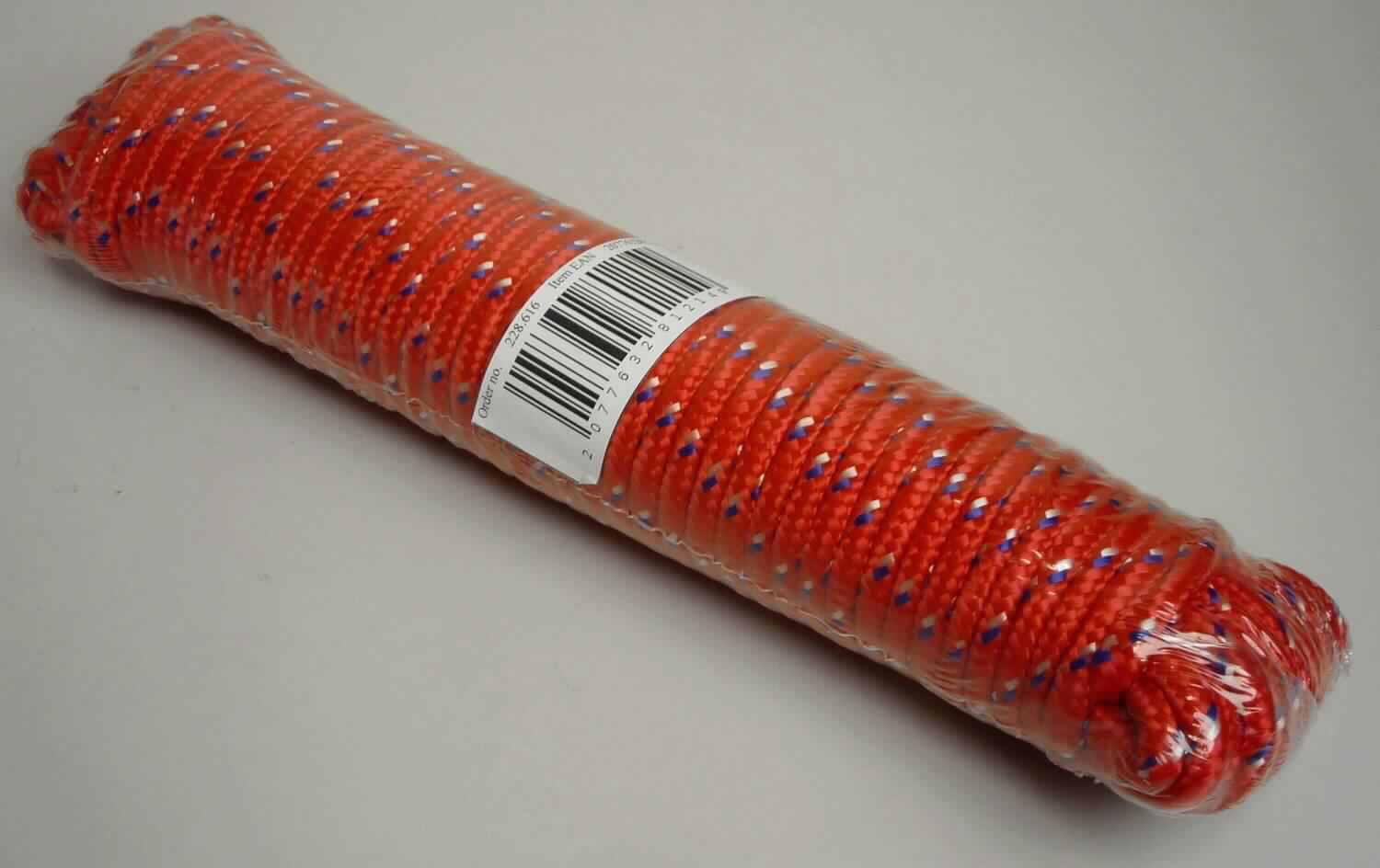 Seil, sog. Vielzweckseil, EAN 2077632812149, Foto siehe Anlage,
- in einer Kunststofffolie eingeschweißt,
- laut Antrag mit einem Durchmesser von 6 mm und einer Länge von 30 m,
- mit einem Gewicht von ca. 350 g,
- aus einem Rundgeflecht mit enger Flechtweise und festem Gefüge (somit kein Binde- oder Pressengarn) aus 
  laut Antrag Polypropylen (synthetische Chemiefasern),
- mit einer Seele aus augenscheinlich Vliesstoff,
- mit einem Titer von ca. 116.000 dtex,
- an beiden Enden heiß geschnitten (lediglich in einfacher Weise gegen das Ausriefeln gesichtert, somit nicht 
  konfektioniert und damit keine Ware der Position 5609).

"Seil, geflochten, aus Polypropylen, kein Binde- oder Pressengarn, mit einem Titer von mehr als 50 000 dtex 
 (5 g je m)"
