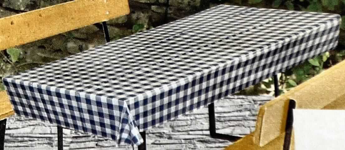 Angaben des Antragstellers:
Tischdecke für Biergarnitur 90 x 240 cm blau / weiß
Material 100 % Polyethylen

Untersuchungsergebnisse an einem Warenmuster:
Blau-weiß karierte, rechteckige Kunststofffolie (Abmessungen: ca. 90 x 240 cm; Dicke: ca. 25 µm; Dichte: 0,98 g/cm³).
Die gefalltete Folie befindet sich zusammen mit einer bunt bedruckten Pappeinlage (Kennzeichnung (Auszug): "JES COLLECTION Tischdecke") in einer farblosen, klarsichtigen Kunststofffolienverpackung.

Befund:
Es liegt eine Kunststofffolie aus Polyethylen im Sinne der Position 3920 vor.