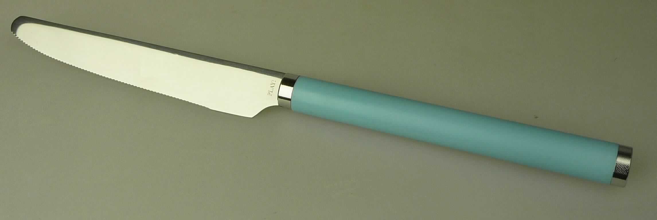 "Tafelmesser"

- mit schneidender, feststehender Klinge aus nicht rostendem Stahl (Antragstellerangabe) und
  einem Griff aus Kunststoff

- mit einer Länge von 21 cm

- zum Schneiden von Speisen am Tisch

Abbildung siehe Anlage.

Derartige Erzeugnisse gehören als " Messer (Tischmesser), mit schneidender, feststehender Klinge aus unedlem Metall" zur Codenummer 8211 9100 00 0 des Zolltarifs (ZT).