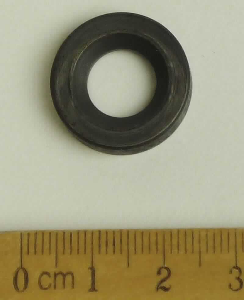 Bei der vorgelegten, als "Druckscheibe" bezeichneten Ware handelt es sich um ein ringförmiges Erzeugnis aus unedlem Metall (Höhe x Außendurchmesser etwa 5,0 x 20,0 mm), das mittig eine Aussparung (Durchmesser etwa 10,0 mm) aufweist, die an Rändern umlaufend abgeschräg ist. Die Ware stellt sich als Teil eines Jagdgewehrs dar. 

Abbildung siehe Anlage.

Derartige Waren gehören als "Teile für Gewehre der Position 9303, andere als glatte Läufe" zur Codenummer 
9305 20 00 90 0 des Zolltarifs.