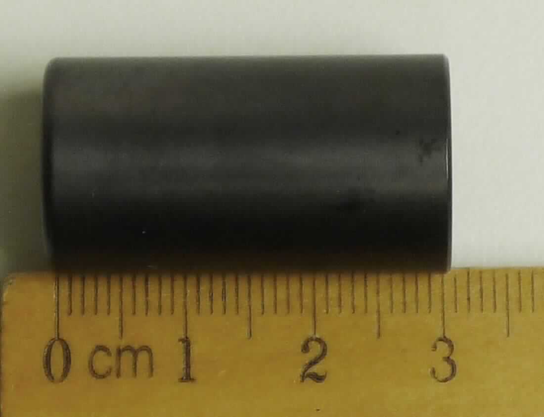 Bei der vorgelegten, als "Laufabdeckbuchse" bezeichneten Ware handelt es sich um ein hohlzylindrisches Erzeugnis aus unedlem Metall (Durchmesser x Länge etwa 17,0 x 31,0 mm), das über eine Länge von etwa 12,0 mm mit einem metrischen Innengewinde versehen ist. Das Erzeugnis wird auf den mit einem Mündungsgewinde ausgestatteten Lauf eines Jagdgewehrs aufgeschraubt und dient als Abdeckkappe ohne Verbindungsfunktion.

Abbildung siehe Anlage.

Derartige Waren gehören als "Zubehör für Gewehre der Position 9303, andere als glatte Läufe" zur Codenummer
9305 20 00 90 0 des Zolltarifs.