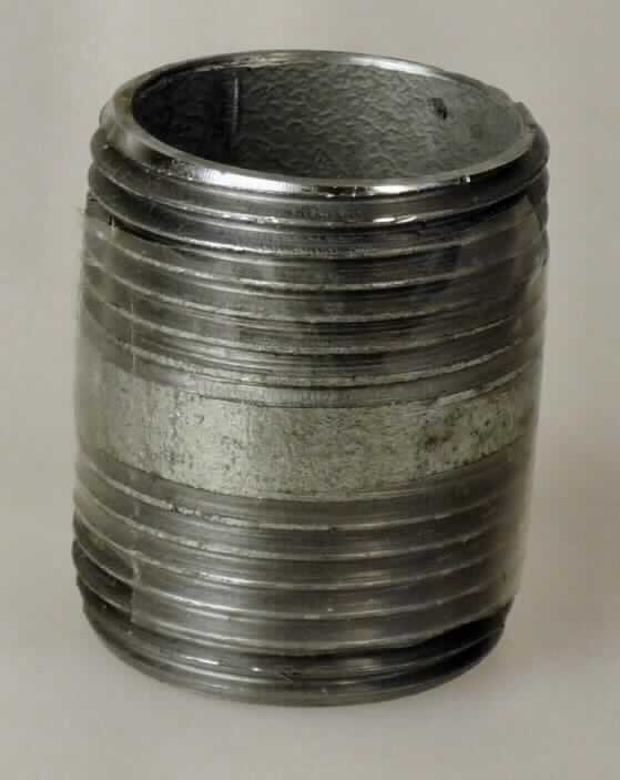 Tempergussfitting

Bei der Ware handelt sich um ein metallisches Rohrverbindungstück mit einer Länge von 40 mm und einem Außendurchmesser von ca. 33 mm mit beidseitigem Außengewinde. Das Erzeugnis dient in der Sanitärinstallation zum Verbinden von Rohren oder Rohrstücken mit 1 Zoll Durchmesser.
Die Ware besteht nach den Angaben aus Temperguss (DIN EN 10242) und ist verzinkt. 

Bei der Ware handelt es sich um ein Rohrverbindungsstück aus verformbarem Gusseisen mit Gewinde des TARIC-Codes 7307 1910 10. Ein Gewinderohr der Position 7306 liegt aufgrund der Abmessungen nicht vor.
