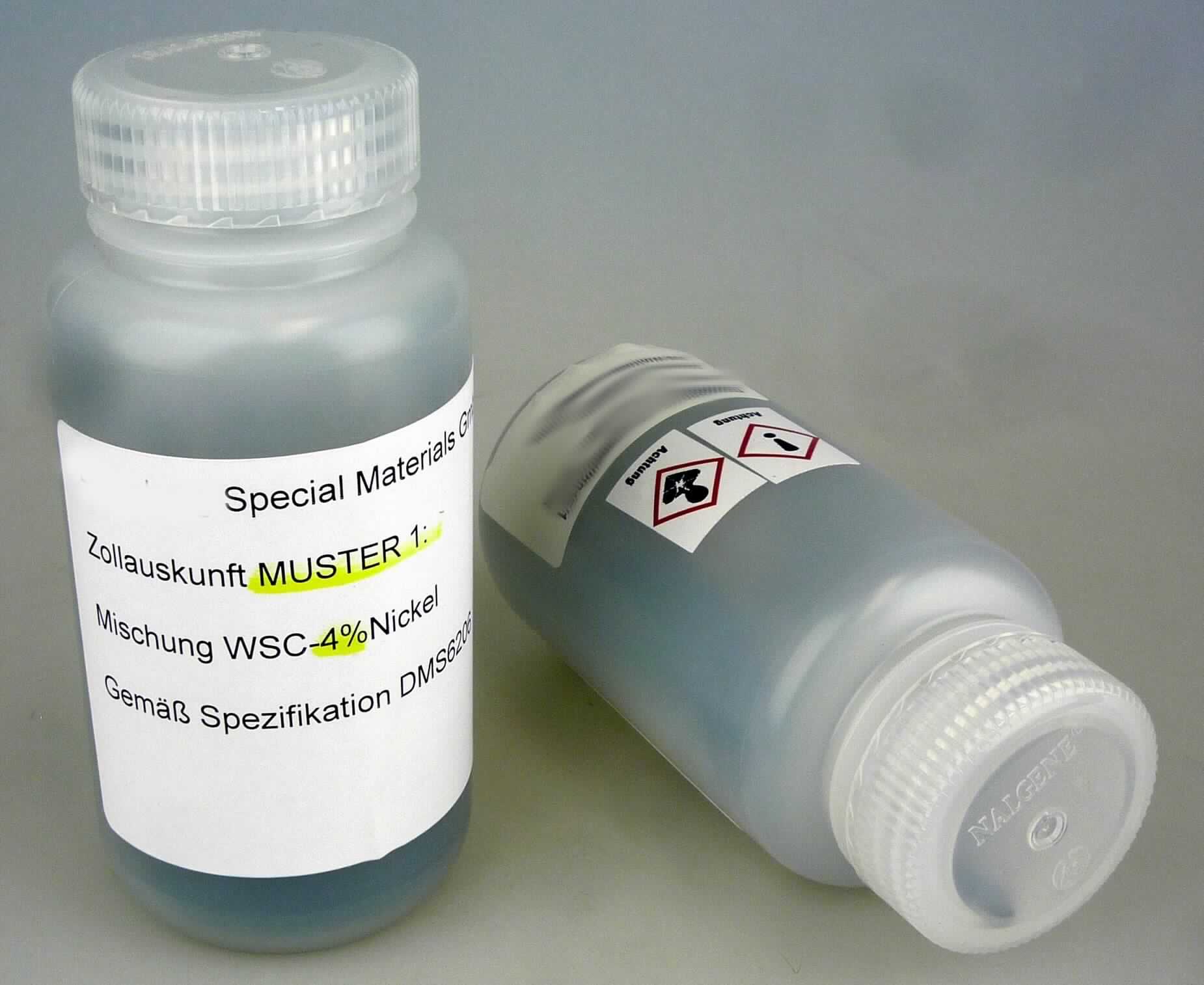 Angaben des Antragstellers:
Pulverförmige Gemische aus Wolfram-Schmelzcarbid (WSC) mit 3 - 10 Gewichts-% Nickel. Fertigprodukt zur Herstellung von Bohrköpfen für die Öl- und Gasexploration.

Feststellungen anhand eines vorgelegten Warenmusters:
Graues, frei fließendes Pulver.  

Befund:
Chemische Erzeugnisse und Zubereitungen der chemischen Industrie oder verwandter Industrien (einschließlich Mischungen von Naturprodukten), anderweit weder genannt noch inbegriffen; - nicht gesinterte Metallcarbide, untereinander oder mit metallischen Bindemitteln gemischt; -- andere.
Die Ware ist frei fließend. Sie wird daher von der Fußnote 077 zu TARIC-Code 3824 3000 10 nicht erfasst.