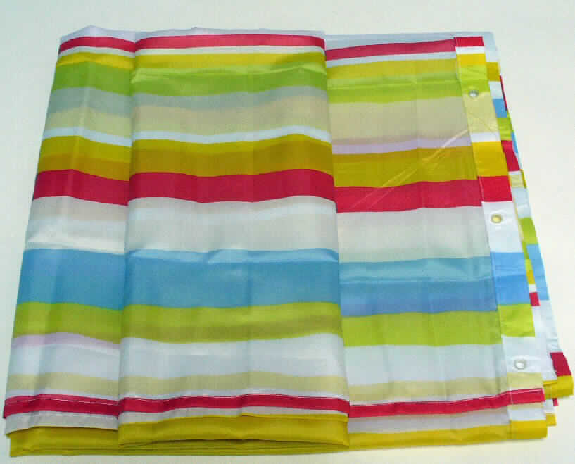 Duschvorhang, Foto siehe Anlage,
- in einem Polybeutel mit Pappeinleger verpackt,
- in den Abmessungen: ca. 200 cm x 180 cm,
- aus einem ca. 0,2 mm dicken, dichten, buntbedruckten Gewebe aus laut Antrag 100 % Polyester (synthetische 
  Chemiefasern); aufgrund des dichten Gewebes keine Gardine,
- an allen Rändern durch Umschlagen und Festnähen gesäumt sowie am oberen Rand mit Ösen aus Kunststoff 
  versehen,
- durch Zusammenfügen konfektioniert,
- am unteren Rand mit einem eingearbeiteten "Gummiband" ausgestattet.

"Vorhang, aus Gewebe, aus synthetischen Chemiefasern"