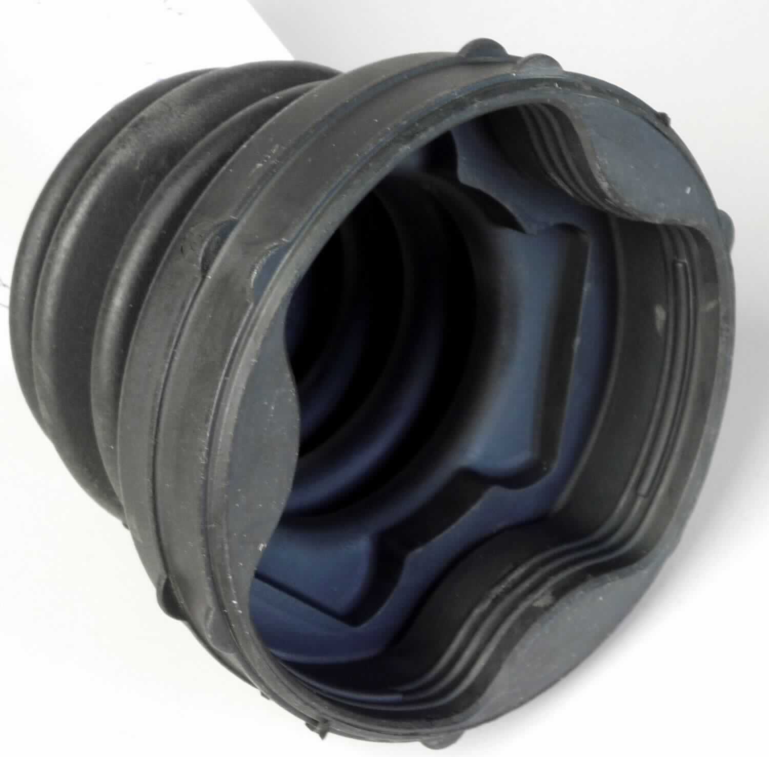 Angabe des Antragstellers:
Manschette (Faltenbalg) aus Gummi.
Die Manschette dient der Abdichtung und dem Staubschutz von Antriebswellen bei Kraftfahrzeugen der Position 8703. Die Manschetten sind aus elastischem Kautschuk und können in den Abmessungen variieren.

Untersuchungsergebnisse an einem Warenmuster:
Manschette in Form eines Faltenbalges aus einem schwarzen, elastischen Material (Außendurchmesser: ca. 4,5 - 9,7 cm; Höhe: ca. 9,5 cm).

Befund:
Es liegen andere Waren aus Weichkautschuk von der für Kraftfahrzeuge der Positionen 8701 bis 8705 bestimmten Art im Sinne der Unterposition (KN) 4016 9957 vor.