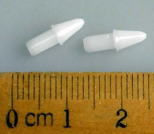 Bei der Ware handelt es sich um die Spitze einer Kugelschreibermine. Die aus Kunststoff bestehende Spitze ist 12 mm lang und hat einen Durchmesser von 3 mm. Sie wird zusammen mit einem Tintenleiter und einer Kugel (beide nicht Gegenstand dieser vZTA) in einem Tintenkugelschreiber verwendet.


Die Ware ist als "erkennbares, anderes Teil eines Kugelschreibers, keine Schreibfedern und Schreibfederspitzen" einzureihen.