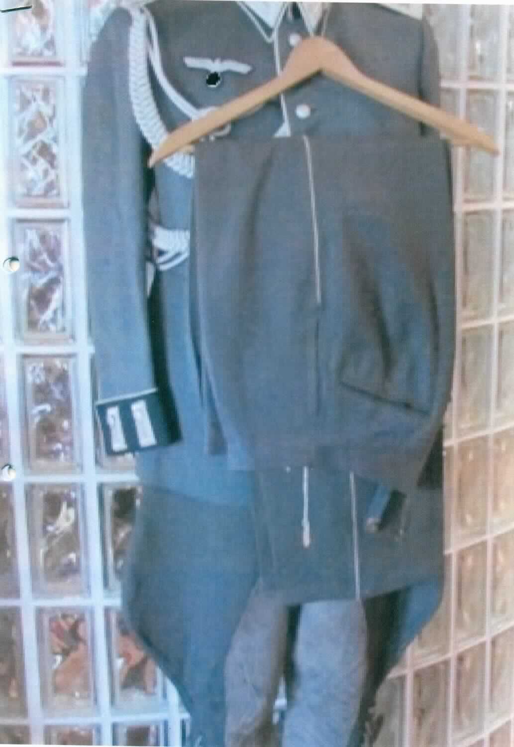 Jacke und lange Hosen, sog. Sammelstück (Militäruniform), in Erwachsenengröße, Foto siehe Anlage,
- als dreiteilige Zusammenstellung,
- ohne Nachweis, dass das sog. Sammelstück in enger Beziehung zu einer bekannten Person der Zeitgeschichte 
  gestanden hat, somit kein Sammlungsstück der Position 9705,
- stammt laut Antrag aus den 1930er/1940er Jahren, somit auch keine Antiquität der Position 9706,
- keine Kombination, u. a. da nicht aus ein und demselben Flächenerzeugnis hergestellt,
- Jacke (sog. Waffenrock):
-- aus ca. 0,9 mm dicken, buntgewirkten Gewirken (melierte Garne) aus augenscheinlich 100 % Wolle,
-- durchgehend gefüttert,
-- in Bahnen gearbeitet,
-- über den Schritt, jedoch nicht über den halben Oberschenkel reichend (Rückenlänge: ca. 73 cm),
-- mit einem Umlegekragen mit einer Schauseite aus einfarbigen, gerauten Geweben und einer Rückseite aus 
   einfarbigen Geweben; mit Kragenspiegel und umlaufenden, kontrastfarbenen Paspeln,
-- mit einer durchgehenden Öffnung mit Knopfverschluss von links über rechts (Männerkleidung),
-- mit Schulterklappen mit Dienstgradabzeichen; von der rechten Schulter zum zweiten Knopf mit einer sog. 
   Schützenschnur aus Geflechten sowie von der Schulter zum dritten bzw. vierten Knopf mit sog. Achselschnüren
   aus Geflechten,
-- mit langen Ärmeln, an den Ärmelenden mit Aufschlägen aus einfarbigen, gerauten Geweben, mit Zierknöpfen und 
   sog. Litzen ausgestattet,
-- im Brustbereich rechts mit Wehrmachts-Emblem (sog. Brustadler),
-- mit einem Rückenschlitz,
-- am unteren Rand durch Umschlagen und Festnähen gesäumt.

"Jacke, aus Gewirken, für Männer, aus Wolle"