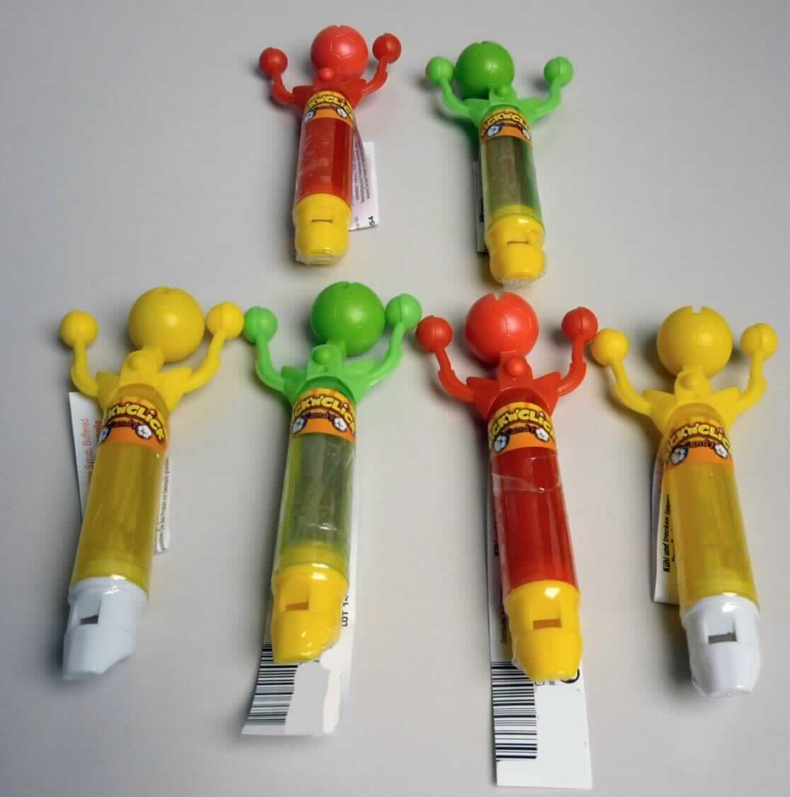 Zuckerware ohne Kakaogehalt; Hartkaramelllutscher

Bei der vorgelegten Ware handelt es sich um rote, grüne und gelbe, transparente, etwa 4,6 cm x 1,5 cm große Hartkaramelllutscher in Form eines einseitig abgerundeten Zylinders an einem Kunststoffstiel, der mit einem ca. 2 cm langen Handstück in Form eines funktionstüchtigen Flötenmundstücks fest verbunden ist. Durch Aufstecken einer einfachen Kunststoffkappe mit integrierter Rappel in Form eines an einem Scharnier befestigten Fußballs wird ein Wiederverschließen des Lollys ermöglicht. Die Lutscher sind zusammengesteckt in Folie eingeschweisst und mit einem deutsch- und englischsprachigen Faltetikett versehen [Aufdruck (auszugsweise): Hartkaramelle, 6 g, Zutaten: Zucker, Glukosesirup, Säuerungsmittel: Milchsäure, Natriumlactat, Aromen, Farbstoffe].  

Nach den hier durchgeführten Untersuchungen gemäß VO (EG) Nr. 900/2008 i.V.m. VO (EU) Nr. 118/2010 enthält die Ware:
Stärke/Glucose:     25 bis weniger als  50 GHT 
Saccharose/Invertzucker/ Isoglucose: 30 bis weniger als 50 GHT

Milchfett und Milchprotein wurden auf Grund der Warenbeschaffenheit und der Zutatenliste ausgeschlossen. Die Waren sind als Zuckerwaren ohne Kakaogehalt; Hartkaramellen, auch gefüllt, in die Unterpossition 1704 9071 der Kombinierten Nomenklatur einzureihen.