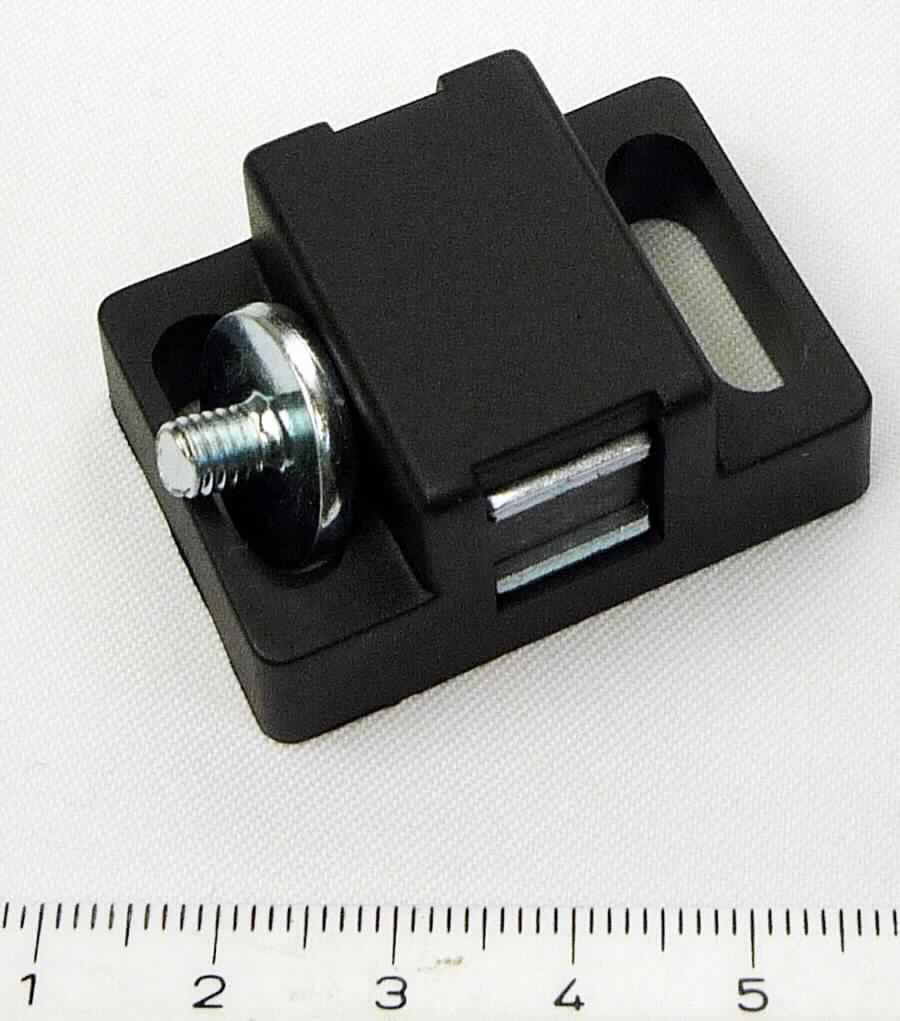 Es handelt sich um einen sogenannten Magnetverschluss, bestehend aus
- einem ca. 4 x 2,7 x 2 cm großen Gehäuse aus einem Kunststoff im Sinne der
  Anmerkung 1 zu Kapitel 39 (charakterverleihend) mit einem fest eingesetzen 
  Dauermagnet und zwei seitlichen Aussparungen für Montageschrauben, 
- einer als Gegenstück dienenden runden Metallplatte, die rückseitig mit einem 
  stiftförmigen Schraubgewinde versehen ist. 

Die Ware wird üblicherweise dauerhaft an Möbeln befestigt und dient als Verschlusssystem für z. B. Schranktüren.

Derartige Erzeugnisse werden zolltariflich als "andere Ware aus Kunststoffen, Beschläge für Möbel" eingereiht.