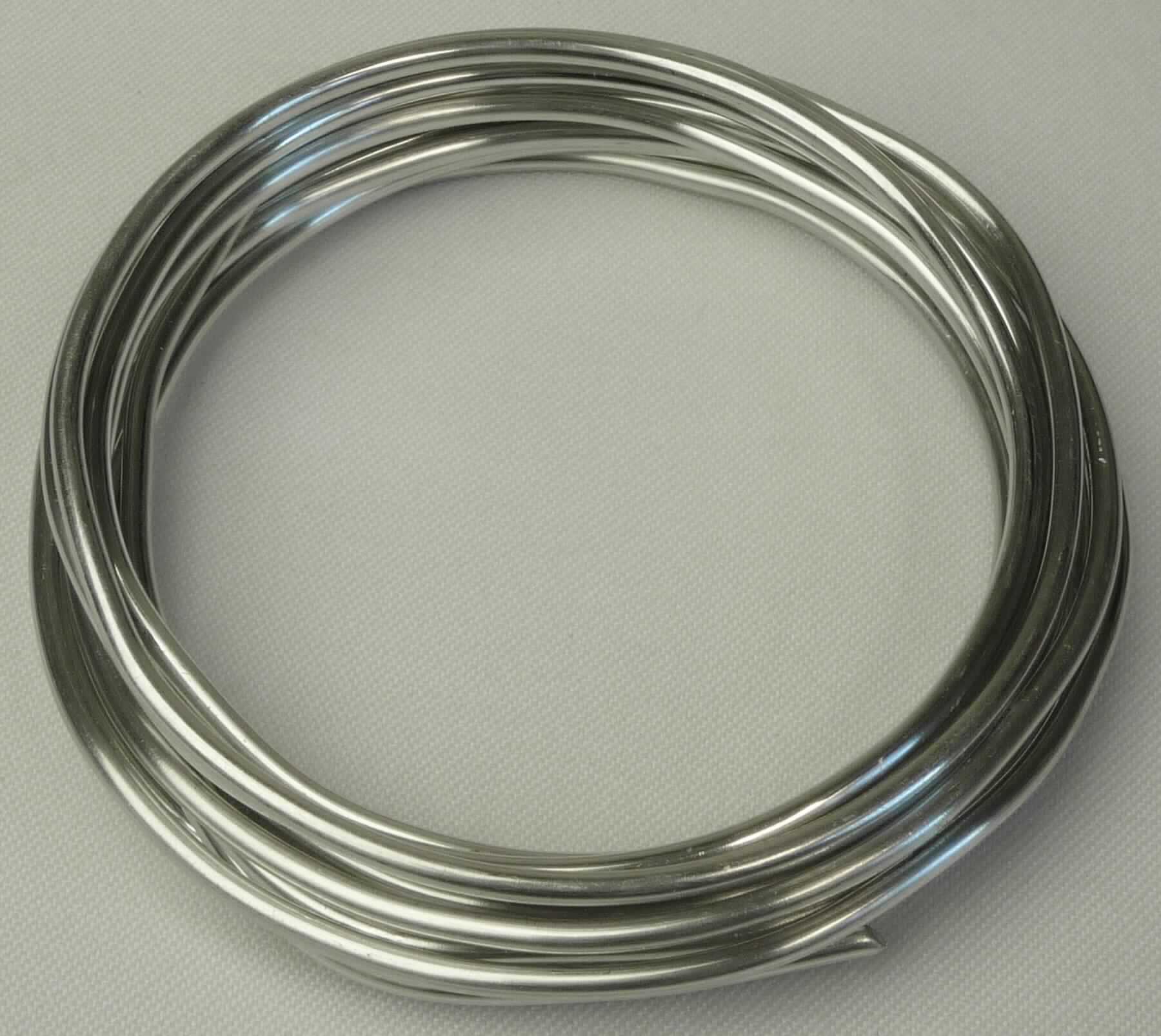 Aluminiumdraht

Bei der Ware handelt es sich um einen Metalldraht aus Aluminium (99,5% Aluminium), ringförmig in Längen von 10 m gewickelt. Die Dicke beträgt 1 mm, die Breite 5 mm, die Oberfläche ist unterschiedlich farbig überzogen. Der Draht wird zur Gestaltung von Zier- und Dekorationsteilen verwendet.

Die Ware ist als anderer Draht aus nicht legiertem Aluminium, hier mit einer größten Querschnittsabmessung von weniger als 7 mm, in den TARIC-Code 7605 19 00 90 einzureihen.