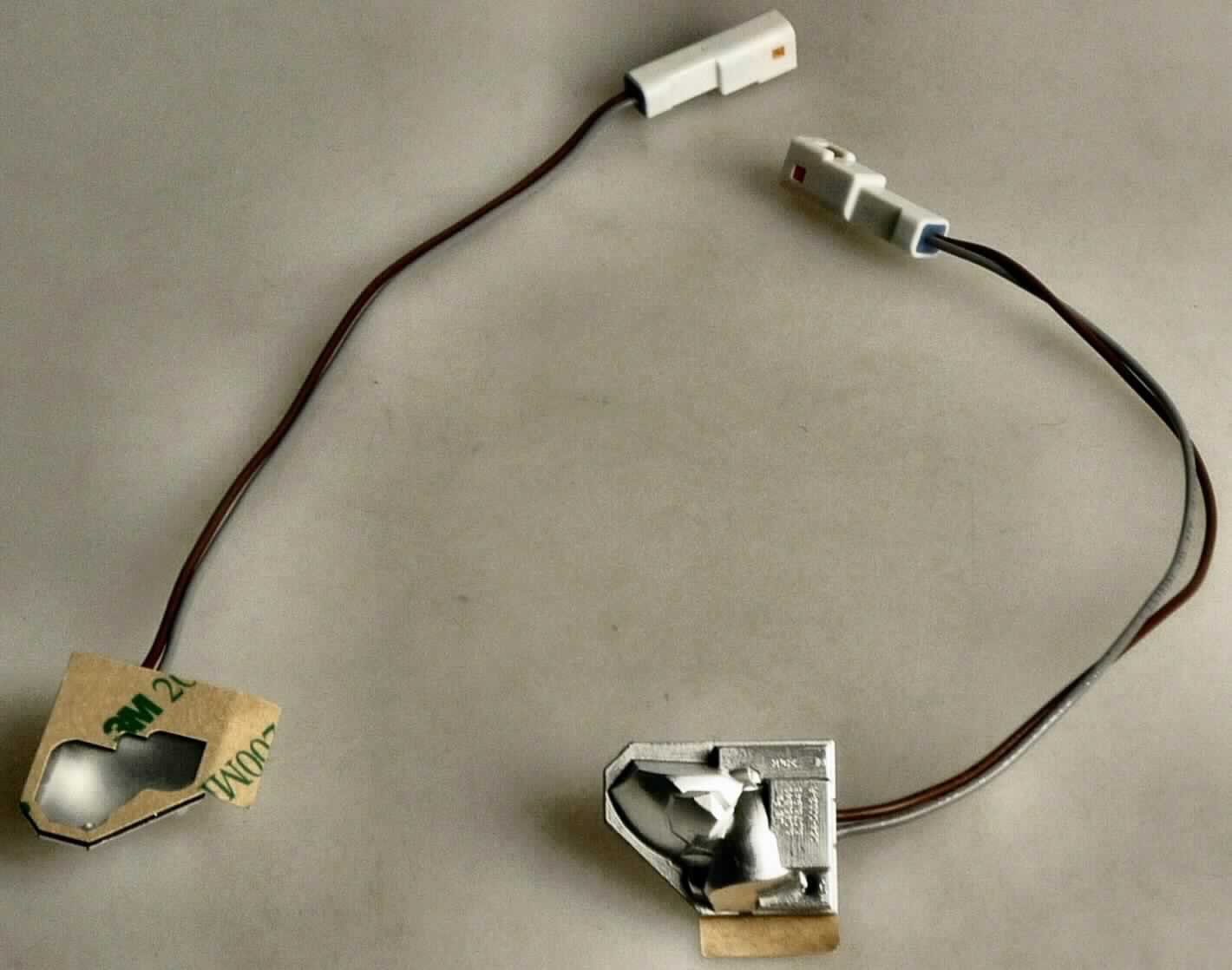 Fahrtrichtungsanzeige für Kraftfahrzeuge
- aus einer Leuchtdiode, eingebaut in ein spezifisch geformtes Gehäuse mit Lichtaustrittsöffnung mit 
  Diffuser und Reflektor, einer frontseitig angebrachten Klebefolie mit Papierabdeckung sowie zwei 
  fest angebrachten elektrischen Anschlusskabeln mit Anschlussstecker (Abmessungen ohne 
  Anschlusskabel ca. 19,8 x 26,4 mm),  
- nach Einbau in den rechten bzw. linken Außenspiegel eines Kraftfahrzeuges erkennbar ausschließlich zur
  Fahrtrichtungsanzeige bestimmt.
 (Abbildung siehe Anlage)

"Elektrisches Beleuchtungsgerät von der für Kraftfahrzeuge verwendeten Art, keine Ware 
 der Position 8539"