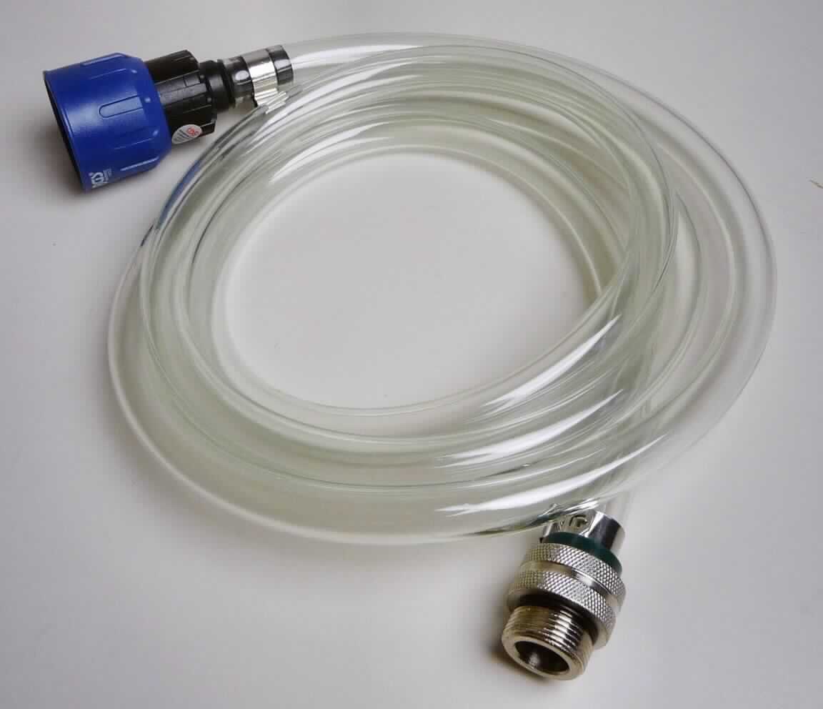 Angaben des Antragstellers:
Nach den Angaben des Antragstellers handelt es sich bei dem vorgelegten Erzeugnis um einen Getriebeöl-Befüllschlauch mit Rücklaufventil und einem Adapter für 1 Liter VAG-Ölgebinde. Der Schlauch dient der Erneuerung des DSG-Getriebeöls.

Feststellungen an einem Warenmuster:
Es wurde ein farbloser, transparenter, biegsamer Kunststoffschlauch (Durchmesser: ca. 1,5 cm) vorgelegt, welcher beidseitig mit Anschlussstücken versehen ist. Es wird unterstellt, dass der Schlauch einem Druck von 27,6 MPa nicht standhält.

Befund:
Es handelt sich um einen biegsamen Kunststoffschlauch mit Verbindungsstücken im Sinne der Unterposition (KN) 3917 3300.