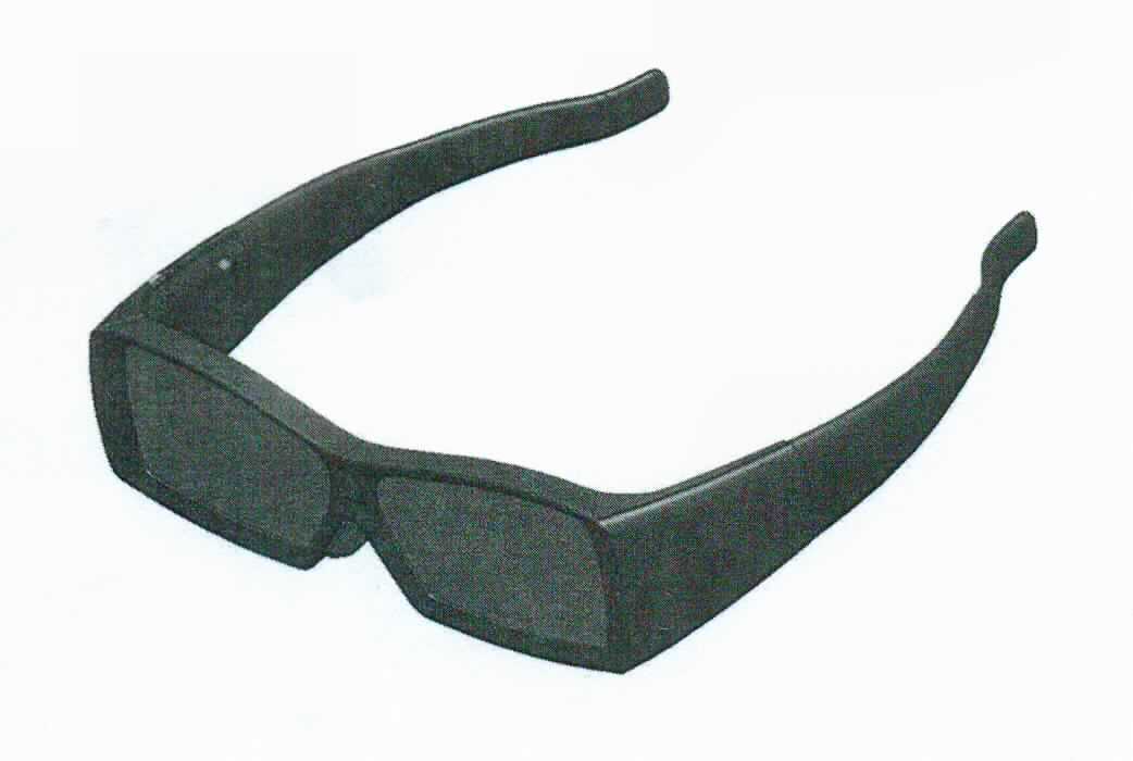 Aktive 3D-Brille (CrystalEyes 4), in Form einer Warenzusammenstellung aus
- einer wiederaufladbaren, kabellosen LCD-Shutterbrille, im Wesentlichen bestehend aus einer 67 g schweren, schwarzen Kunststofffassung mit LC-Displays als Brillengläser (charakterbestimmend in Bezug auf die Verwendung),
- einer Installationsanleitung und
- einem USB-Ladekabel.
Die Brille dient zum stereoskopischen Sehen und wird mit kompatiblen Projektoren und Bildschirmen verwendet. Dabei werden wechselseitig die LCDs durchsichtig bzw. lichtundurchlässig geschaltet und ermöglichen so räumliches Sehen.
Die Bestandteile der Warenzusammenstellung sind gemeinsam in einem Karton verpackt.

Die Ware wird als "Brille, keine Sonnenbrille, nicht mit Brillengläsern aus Kunststoff" eingereiht.
