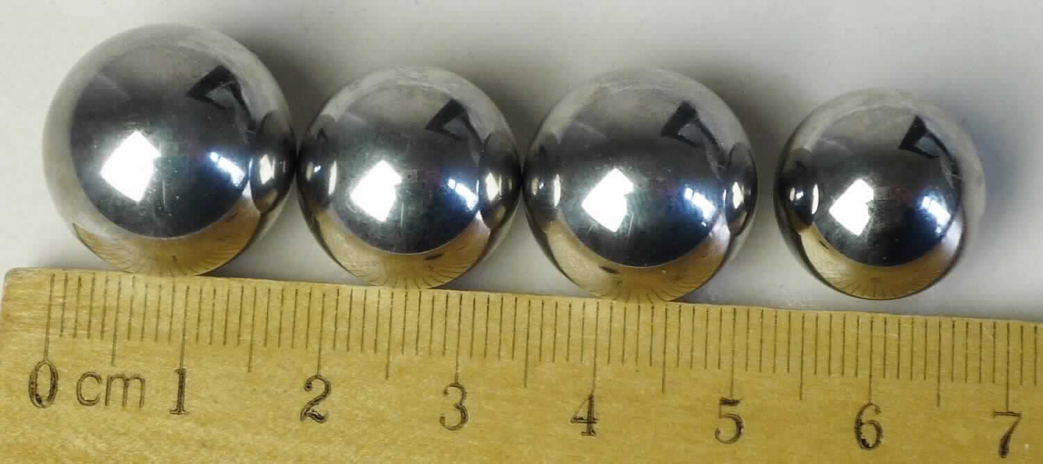 Hartmetall-Kugeln, polierte Stahlkugeln aus Wälzlagerstahl, 
mit folgenden Durchmessern (Nennmaß): 

Kugel 1005956 von ca. 18,55 mm
Kugel 1006009 von ca. 15,50 mm
Kugel 1006022 von ca. 16,25 mm
Kugel 1006023 von ca. 17,10 mm

und einem Grenzabmaß von +/- 0,0056 mm; (entspricht je Erzeugnis einem Grenzabmaß von weniger als 1% des Durchmessers)

Die Kugeln sind Bestandteil eines Wälzlagers.

Die Stahlkugeln sind als "Teile, erkennbar ausschließlich oder hauptsächlich für Wälzlager bestimmt, Kugeln, andere als Kegelrollen" einzureihen.