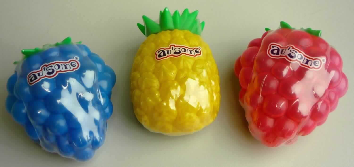 Zuckerware; Dragees

Bei der vorgelegten Ware handelt es sich um unregelmäßige, quaderförmige Dragees (Kantenlänge 0,2 cm - 1 cm) mit den Geschmacksrichtungen Himbeere, Ananas und schwarze Johannisbeere. Die Dragees besitzen einen fruchtgeleeartigen Kern und sind nach Geschmack sortiert in Kunststoffspender in Form stilisierter Früchte verpackt. Jeder Spender ist einzeln in Folie eingeschweißt und mit einem englischsprachigen Etikett versehen. Die Erzeugnisse sind zu 12 Stück in einem Original-Thekendisplay für den Einzelverkauf aufgemacht. 

Nach den als zutreffend unterstellten Angaben des Antragstellers enthält die Ware:
- Stärke/Glucose: 25 bis weniger als 50 GHT und
- Saccharose/Invertzucker/Isoglucose: 30 bis weniger als 50 GHT.
Es haben sich keine Hinweise auf Gehalte an Milchfett von mehr als 1,5 GHT und an Milchprotein von mehr als 2,5 GHT ergeben.

Die Ware ist als andere Zuckerware ohne Kakaogehalt, Dragees, in die Unterposition 1704 9061 der Kombinierten Nomenklatur einzureihen.