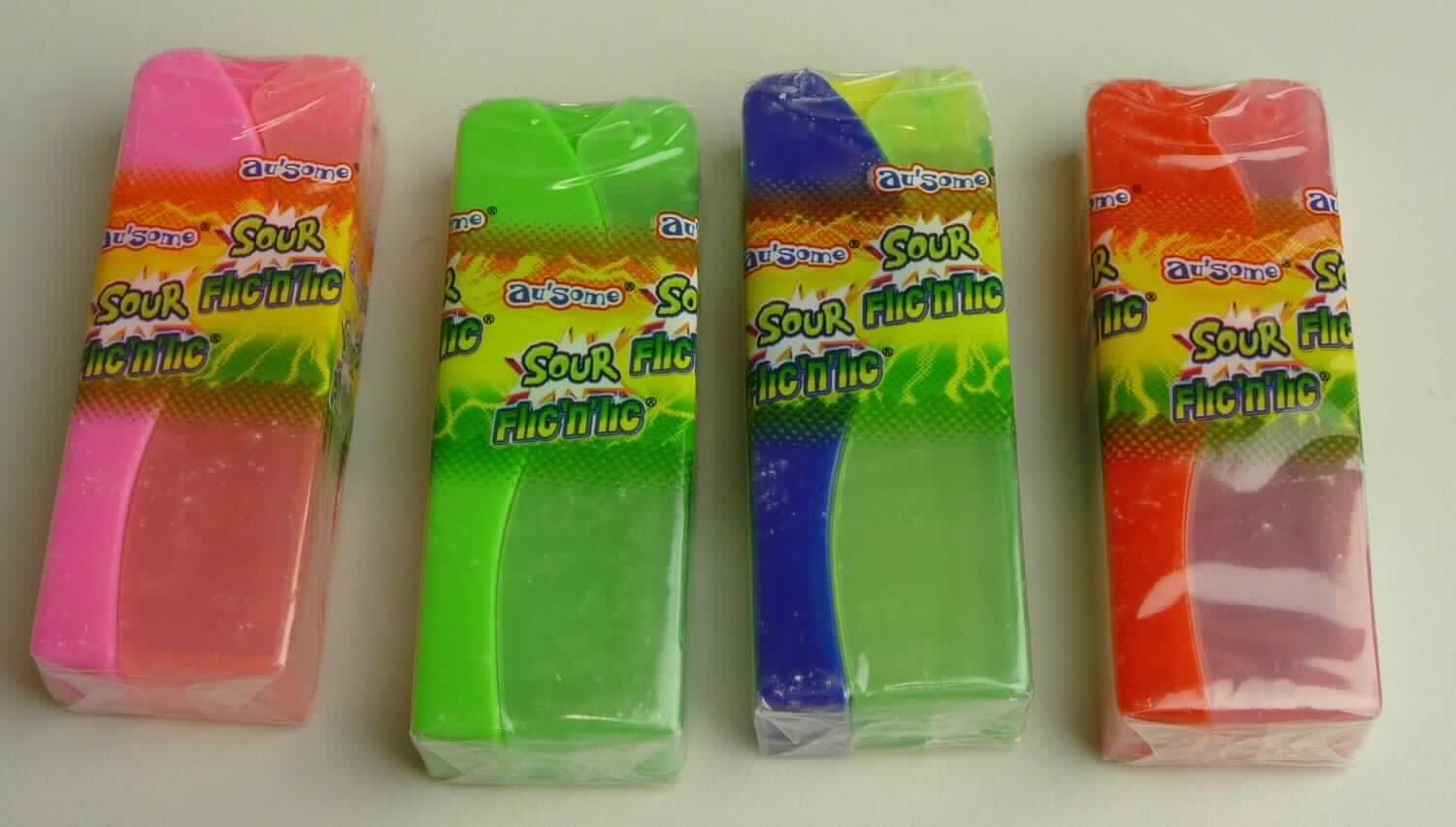 Zuckerware; Hartkaramelle, auch gefüllt

Bei der vorgelegten Ware handelt es sich um verschiedenfarbige, transparente, mit Säuerungsmittel bedeckte, etwa 5,5 cm x 2 cm x 1 cm große rechteckige Hartkaramellen an einem Stiel, der über 2 Scharniere mit zwei etwa 7 cm langen Handstücken verbunden ist, die durch Umklappen ein Wiederverschließen des Lutschers ermöglichen. Die Lutscher sind zusammengeklappt in Folie eingeschweißt und mit einem deutsch- und englischsprachigen Faltetikett versehen. Die Erzeugnisse sind zu 24 Stück (je 6 Stück der Geschmacksrichtungen Erdbeer Sauer, Apfel Sauer, Spritzige Cola und Zitrone-Limette) in einem Original-Thekendisplay für den Einzelverkauf aufgemacht. 

Nach den als zutreffend unterstellten Angaben des Antragstellers enthält die Ware:
- Stärke/Glucose: 25 bis weniger als 50 GHT und
- Saccharose/Invertzucker/Isoglucose: 50 oder mehr GHT.
Es haben sich keine Hinweise auf Gehalte an Milchfett von mehr als 1,5 GHT und an Milchprotein von mehr als 2,5 GHT ergeben.

Die Ware ist als andere Zuckerware ohne Kakaogehalt, Hartkaramellen, auch gefüllt, in die Unterposition 1704 9071 der Kombinierten Nomenklatur einzureihen.