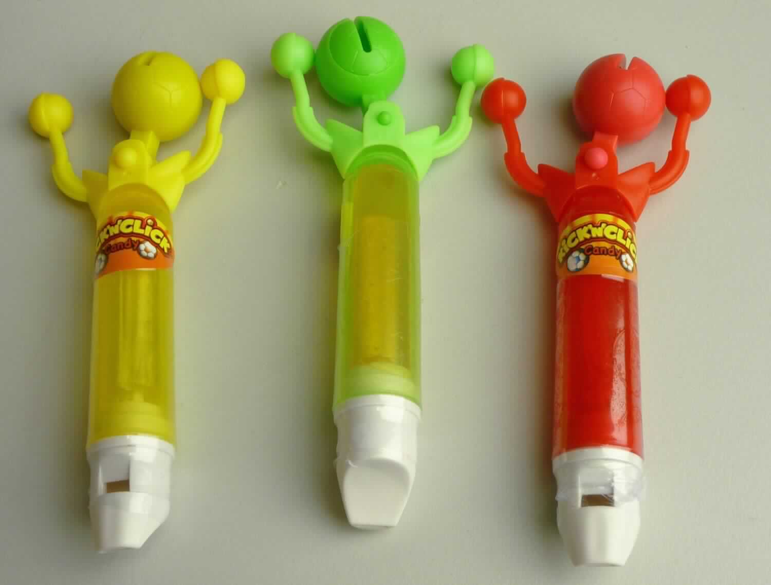 Zuckerware; Hartkaramelle, auch gefüllt

Bei der vorgelegten Ware handelt es sich um verschiedenfarbige (rot, grün, gelb), transparente, etwa 4,6 cm x 1,5 cm große Hartkaramelllutscher in Form eines einseitig abgerundeten Zylinders an einem Kunststoffstiel, der mit einem ca. 2 cm langen Handstück in Form eines funktionstüchtigen Flötenmundstücks fest verbunden ist. Durch Aufstecken einer einfachen Kunststoffkappe mit integrierter Rassel in Form eines an einem Scharnier befestigten Fußballs wird ein Wiederverschließen des Lutschers ermöglicht. Die Erzeugnisse in den Geschmacksrichtungen Erdbeer, Cola und Zitrone sind zu 24 Stück in einem Original-Thekendisplay für den Einzelverkauf aufgemacht.

Nach den als zutreffend unterstellten Angaben des Antragstellers enthält die Ware:
- Stärke/Glucose: 25 bis weniger als 50 GHT und
- Saccharose/Invertzucker/Isoglucose: 50 oder mehr GHT.
Es haben sich keine Hinweise auf Gehalte an Milchfett von mehr als 1,5 GHT und an Milchprotein von mehr als 2,5 GHT ergeben.

Die Ware ist als andere Zuckerware ohne Kakaogehalt, Hartkaramellen, auch gefüllt, in die Unterposition 1704 9071 der Kombinierten Nomenklatur einzureihen.