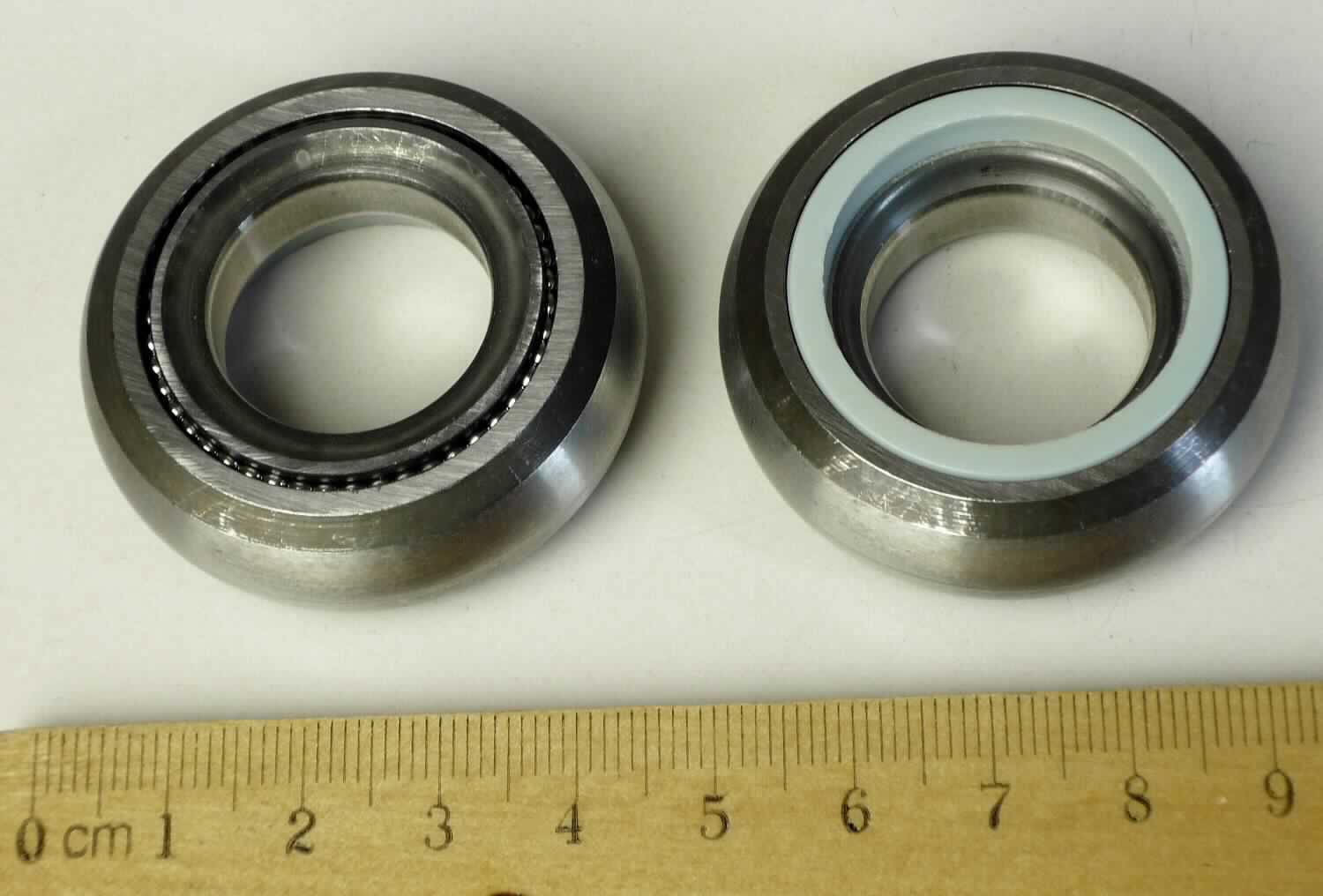 Wälzlager (Nadellager), 
- in Form eines ringförmigen Stahlkörpers, bestehend aus Metallaußenring, Metallinnenring, Nadelrollen und Sicherungsring (aus Kunststoff), mit einem Innendurchmesser von ca. 22 mm, einer Bauhöhe von ca. 14 mm und einem Außendurchmesser von ca. 42 mm,
- zum Einbau in Antriebswellen in Kfz bestimmt als Teil eines Innengelenks

Das Erzeugnis ist als "Wälzlager (Nadellager)" einzureihen.