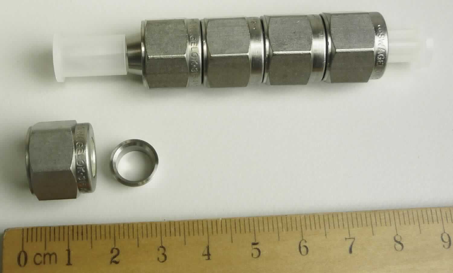 Rohrverbindungsstück aus Stahl

Bei der Ware handelt es sich um Rohrverbindungsstücke aus nicht rostendem Stahl (1.4401) in Form von Überwurfmuttern mit zugehörigen Klemmringen. Fünf dieser zusammengesetzten Artikel sind auf einem Kunststoffstab aufgefädelt. Die Muttern bilden zusammen mit zugehörigen Fittingkörpern komplette Verschraubungen und dienen zum Verbinden von Rohrleitungen in den Dimensionen von 1 mm - 50 mm im metrischen und 1/16" bis 2" im zölligen Bereich.

Die Ware ist nach ihrer Beschaffenheit als "anderes Rohrverbindungsstück aus nicht rostendem Stahl, mit Gewinde", in die Codenummer 7307 2910 90 0 des Zolltarifs einzureihen.
