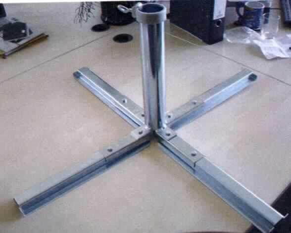 Zubehör für Schirme, Schirmständer, siehe Foto,
- Sonnenschirmständer aus Stahl,
- mit vier um jeweils 90 Grad versetzten Auslegern (Einzellänge ca. 43 cm),
- mit Aufnahmerohr mit Befestigungsvorrichtung.