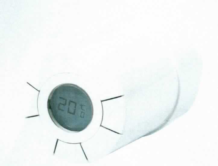 Elektronischer Heizkörperthermostat in Form einer kombinierten Maschine aus einem Thermostat (kennzeichnende Haupttätigkeit) und einer Funkübertragungseinrichtung, im Wesentlichen bestehend aus einem Gehäuse (5 x 7,5 x 4,5 cm) mit einem LC-Display, mehreren Bedienelementen, einem Funkmodul, einem Ventilanschluss, einem Batteriefach sowie weiteren elektrischen und elektronischen Bauelementen (siehe Abbildung in der Anlage). Der Thermostat wird auf das Ventil von Heizkörpern im Wohnbereich montiert und regelt dort aufgrund fortlaufender oder periodischer Messungen der Temperatur (Istwert) entsprechend der Vorgaben des Bedieners (Sollwert) die Raumtemperatur. Die Sollwerte können mithilfe der Bedientasten direkt am Gerät oder über Funk eingestellt werden. Dazu stellt das Gerät eine Funkverbindung mit einem sogenannten Gateway (nicht Gegenstand dieser vZTA-Entscheidung) her.
Die Ware wird als "elektronisches Gerät zum Regeln der Temperatur (Thermostat), nicht für zivile Luftfahrzeuge bestimmt" eingereiht.