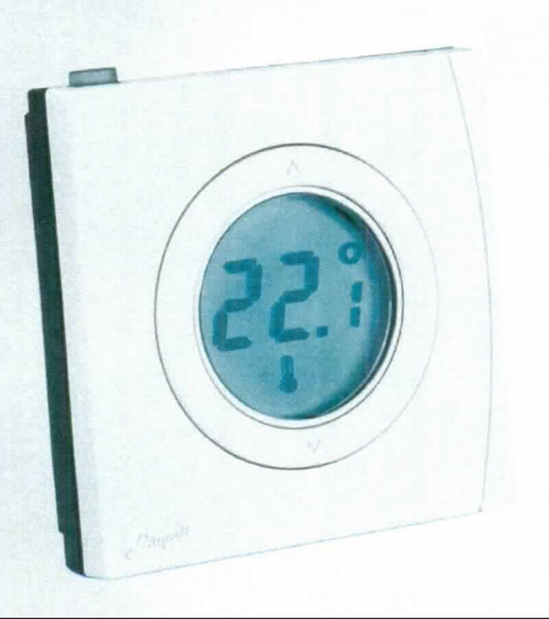 Elektronischer Temperatursensor in Form eines Multifunktionsgerätes, im Wesentlichen bestehend aus einem Gehäuse (81 x 66 x 21 mm) mit einem LC-Display, drei Bedienelementen, einer Funkübertragungseinrichtung (Z-Wave), einem Temperatursensor, zwei Batterien sowie weiteren elektrischen und elektronischer Bauelementen (siehe Abbildung in der Anlage).
Das Gerät misst fortlaufend die Raumtemperatur (Hauptfunktion), zeigt die gemessene Temperatur in °C auf dem Display an und sendet den Messwert periodisch per Funk an eine Zentralsteuereinheit (nicht Gegenstand dieser vZTA-Entscheidung). Bei Bedarf können mit Hilfe der am Gerät vorhandenen Bedienelemente Funkfernsteuerbefehle an die Zentralsteuereinheit oder an ein Funkheizkörperthermostat (nicht Gegenstand dieser vZTA-Entscheidung) gesendet werden.
Die Ware wird als "elektronisches Thermometer, nicht mit anderen Instrumenten kombiniert, nicht unmittelbar ablesbar und flüssigkeitsgefüllt, nicht für zivile Luftfahrzeuge bestimmt" eingereiht.
