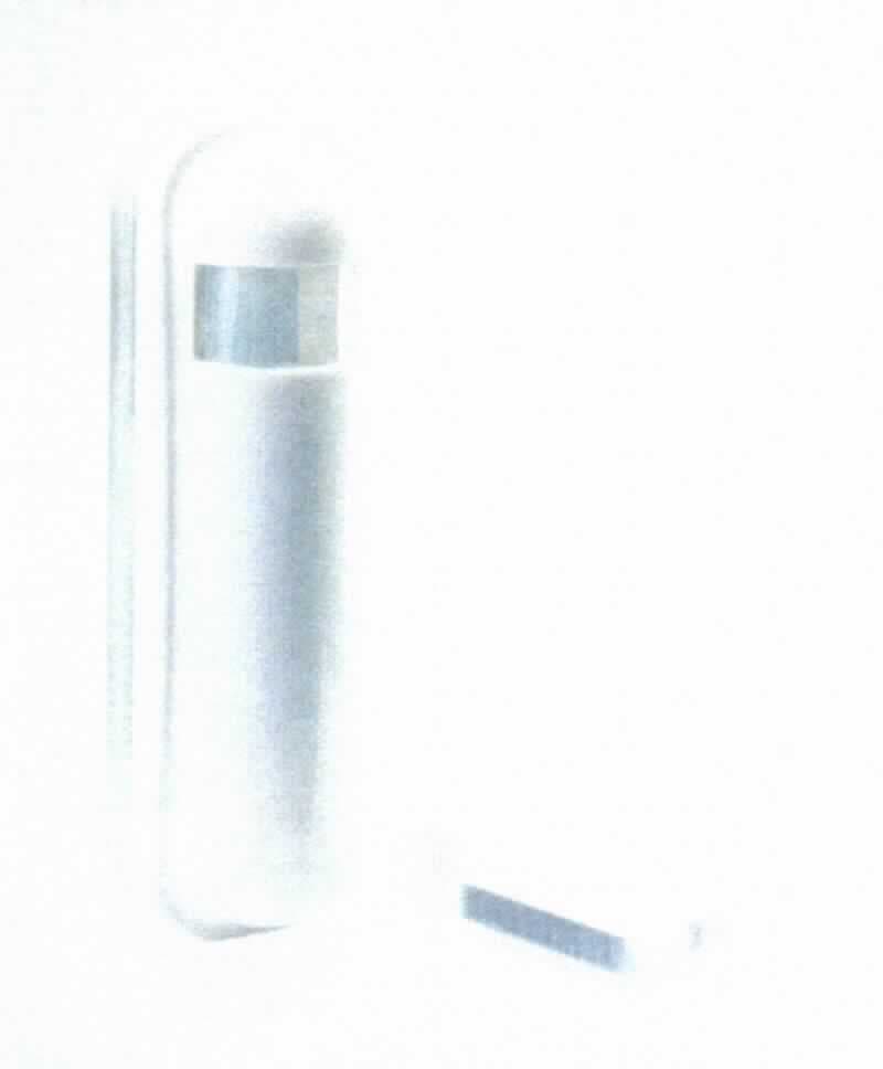 Mehrfachsensor als Multifunktionsgerät in Form einer Warenzusammenstellung in Aufmachung für den Einzelverkauf, bestehend aus einem in Bezug auf die Verwendung charakterbestimmenden Sensor, einem Geber, einer Batterie, Befestigungsmaterial (Schrauben, Klebeband) sowie einer Bedienungsanleitung in einer gemeinsamen Verkaufsverpackung. Der Sensor besteht aus einem Gehäuse (ca. 96 x 28 x 23 mm) mit einer Leiterplatte, auf welcher sich ein Magnet-Detektor, ein Temperatursensor, ein Sabotageschalter, ein Beleuchtungsstärkesensor, ein Bewegungssensor, eine Batterieaufnahme, eine Funkübertragungseinrichtung sowie weitere passive und aktive Bauelemente befinden (siehe Abbildung in der Anlage). Der Sensor erfasst gleichermaßen das Öffnen von Türen oder Fenstern, die Bewegung von Personen im Erfassungsbereich,  die Temperatur in °C sowie die Umgebungshelligkeit in Lux und übermittelt das Ergebnis der Messung als Signal an ein übergeordnetes System (nicht Gegenstand dieser vZTA-Entscheidung). Eine kennzeichnende Hauptfunktion des Multifunktionsgerätes ist nicht ermittelbar.
Die Ware wird als "elektronisches Gerät zum Messen oder Prüfen anderer als geometrischer Größen, in Kapitel 90 anderweit weder genannt noch inbegriffen, anderes als von den Unterpositionen (KN) 9031 1000 bis 9031 8038" eingereiht.