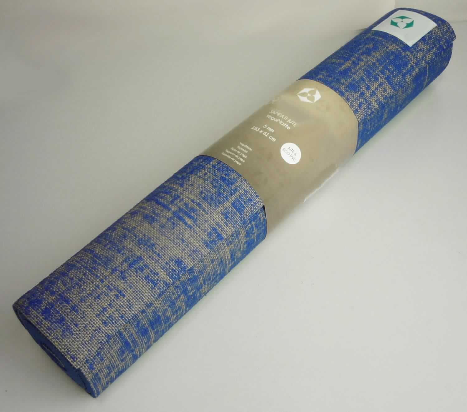 Angaben des Antragstellers:
Yogamatte (Meditationsunterlage und -matte im Bereich Yoga), in verschiedenen Farben
Material: Polyvinylchlorid (PVC) und Jute


Feststellungen an einem Warenmuster:
Es wurde eine blaue Matte aus einem geschäumten Kunststoff mit eingebettetem Gewebe vorgelegt. Die Kunststoffoberfläche ist mit runden Noppen versehen. Die Matte hat die Abmessungen von ca. 183 x 61 x 0,5 cm.

Befund:
Es handelt es sich um eine Matte aus Zellkunststoff und Polymeren des Vinylchlorids im Sinne der Unterposition (KN) 3921 1200. Das Jutegewebe dient nur der Verstärkung.