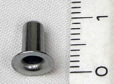 Es handelt sich um Hülsen aus einer galvanisierten Kupfer-Zink-Legierung mit gewichtsmäßig vorherrschendem Kupfergehalt (Messing), die an einem Ende einen angeformten Kragen aufweisen. Sie werde zur Herstellung von Druckknöpfen verwendet. 
Abmessungen: Länge etwa 8 mm, Schaftdurchmesser etwa 3 mm, Kragendurchmesser etwa 7 mm. 
- Antragstellerangaben -

Abbildung siehe Anlage.

Derartige Erzeugnisse gehören als "andere Hohlniete aus unedlen Metallen" zum TARIC-Code 8308 2000 90.