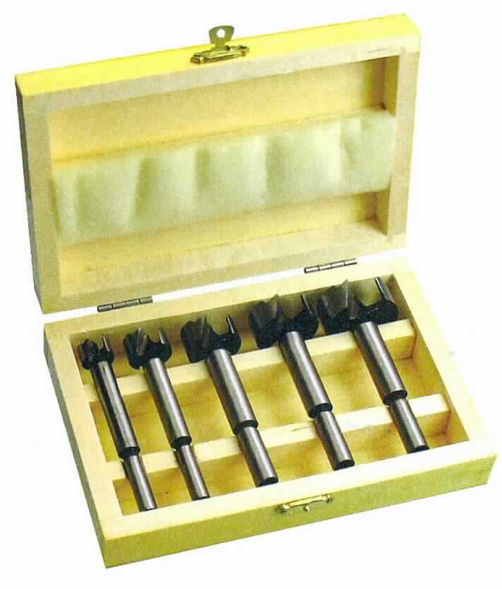 Sog. "Forstnerbohrer - Satz"; es handelt sich um ein Set aus fünf auswechselbaren Bohrern aus Stahl mit unterschiedlichen Durchmessern (15, 20, 25, 30 und 35 mm). Die Bohrer werden in Hand- oder Ständerbohrmaschinen verwendet und dienen zum Bohren von Löchern in Holz.
Die Bohrer sind in einer zum dauerhaften Gebrauch geeigneten Holzbox mit passgenauen Aussparungen und Schaumstoffeinlage im inneren des Deckels aufgemacht.

(Antragstellerangaben)

Abbildung siehe Anlage.

Derartige Erzeugnisse gehören als "auswechselbare Bohrwerkzeuge zur Verwendung in Werkzeugmaschinen, mit arbeitendem Teil aus unedlem Metall, für die Holzbearbeitung" zum TARIC-Code 8207 5090 00.