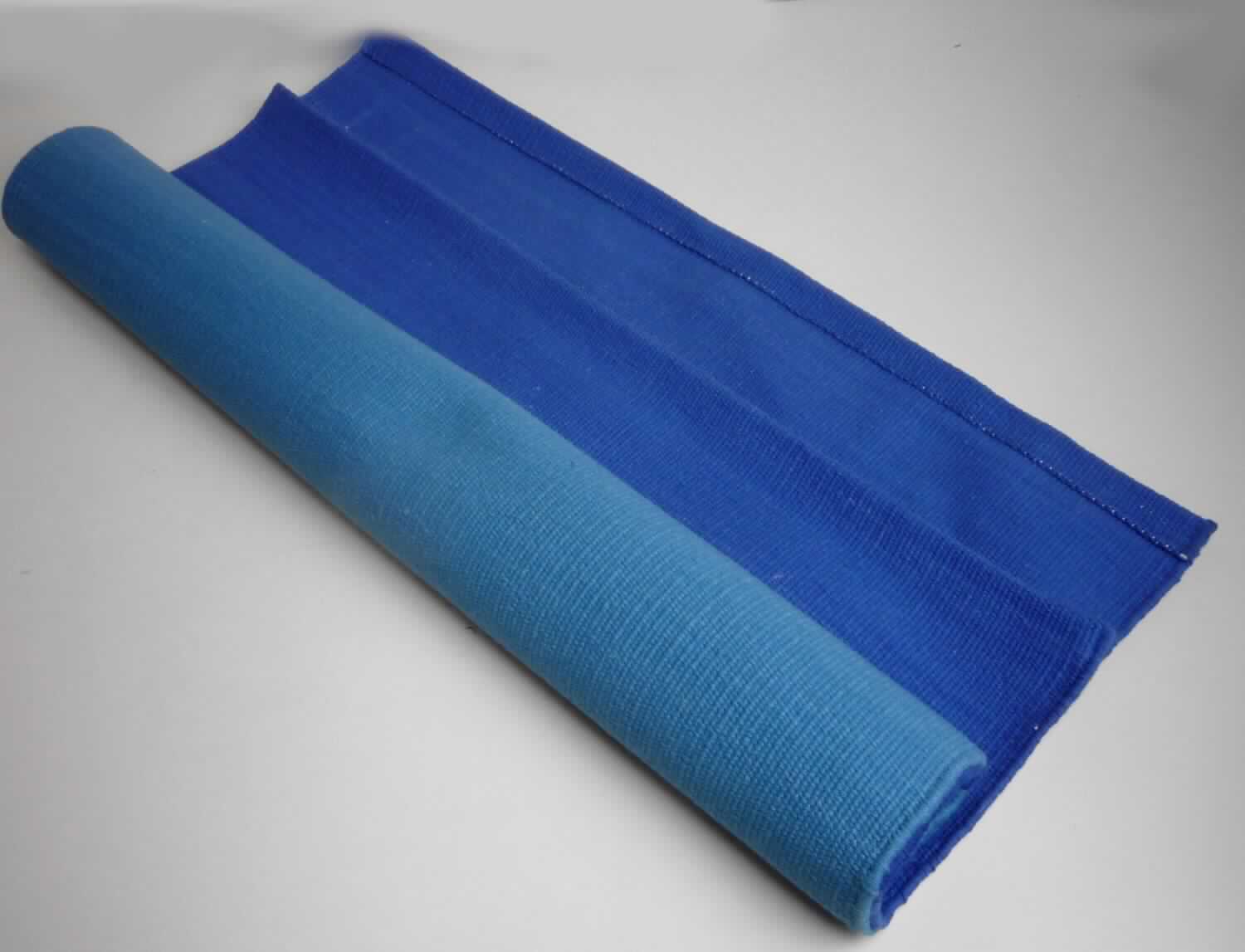 Teppich, sog. Yogamatte Rama Raksha Hathi, Foto siehe Anlage,
- rechteckig, mit den Abmessungen von ca. 195 cm x 69 cm,
- aus ca. 2,2 mm dicken, buntgewebten Geweben aus laut Antrag Baumwolle; ohne Flor,
- an den Längsseiten mit echten Webkanten, an den Schmalseiten durch Umschlagen und Festnähen gesäumt
  (somit konfektioniert),
- kein Kelim, Sumak, Karamanie oder ähnlicher handgewebter Teppich; nicht aus Kokosfasern,
- kennzeichnet sich aufgrund seiner Dicke, Steifheit und Widerstandsfähigkeit als Fußbodenbelag, somit keine 
  Ware der Position 6302.

"Teppich, aus Spinnstoffen, gewebt, weder getuftet noch beflockt, konfektioniert, kein Kelim, Sumak, Karamanie
 und ähnlicher handgewebter Teppich, kein Fußbodenbelag aus Kokosfasern, ohne Flor, aus Baumwolle"
