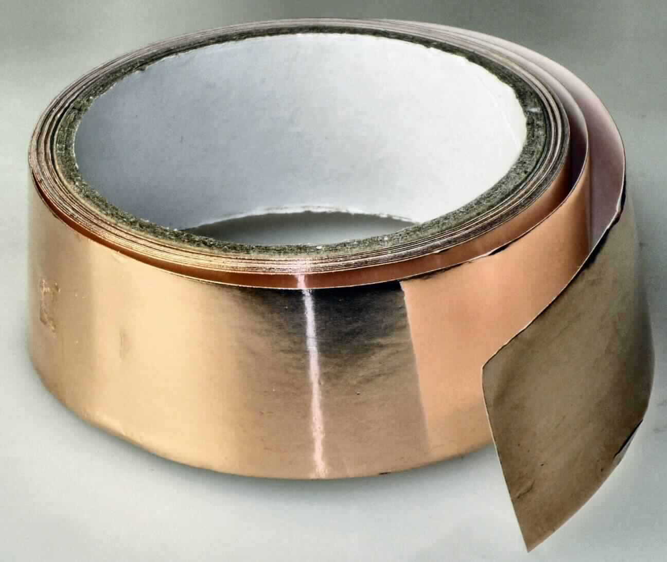 Schneckenband aus Kupfer

Bei der Ware handelt es sich um ein metallisches, selbstklebendes Flacherzeugnis auf Rollen, mit einer Länge von ca. 4,5 m. Das Band ist mit einer Klebstoffschicht aus Kunststoff versehen und auf einer Papierschutzunterlage angebracht. Die Ware wird als Schneckenband bezeichnet und zur Abwehr von Schnecken auf Blumentöpfe oder ähnliche Gegenstände geklebt. 
Nach den Angaben handelt es sich bei dem Material des Bandes um raffiniertes Kupfer. Der metallische Bestandteil ist charakterbestimmend. Die Dicke des Kupferbandes beträgt ohne Unterlage weniger als 0,15 mm.

Die Ware ist aufgrund ihrer Beschaffenheit als anderes Band aus Kupfer auf einer Unterlage, mit einer Dicke (ohne Unterlage) von 0,15 mm oder weniger, in die Codenummer 7410 2100 90 0 des Zolltarifs einzureihen.