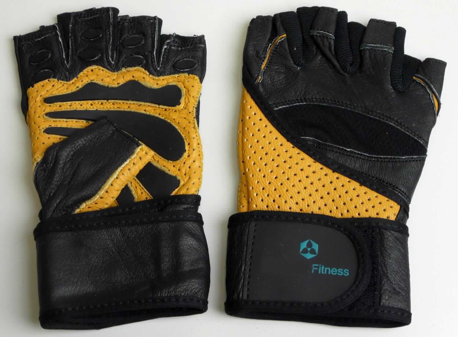 Spezialsporthandschuhe, sog. Fitnesshandschuhe Hades, Abbildung siehe Anlage, 
- als Fünffingerhandschuh ohne Fingerspitzen gearbeitet, bestehend aus:
- - Leder im Bereich der Innenhand, an Teilen der Außenhand, Außen- und Innenseite der Finger 
    (Daumen vollständig aus Leder) sowie der ca. 45 cm langen Lasche, 
- - unterschiedlichen Gewirken aus Spinnstoffen in Teilen des Handrückens, der Fingerzwischenräume und
    am Handgelenk,
- - im Bereich der Innenhand und der Innenseiten der Finger mit aufgeklebten Absorbern aus Kunststoff, 
- das Leder ist in Bezug auf den Umfang und die Verwendung als Sporthandschuh (z. B. Gewichtheben) 
  charakterbestimmend, 
- im Bereich des Handgelenks mit einer Lasche mit Klettverschluss zu verengen; die Lasche kann aufgrund ihrer 
  Länge mehrfach um das Handgelenk geschlungen werden und dient der Stabilisierung des Handgelenks,
- kennzeichnet sich aufgrund der fehlenden Fingerspitzen, der Absorber und der Stabilisierungslasche als 
  Spezialsporthandschuh. 

"Bekleidungszubehör, aus Leder, Handschuhe ohne Fingerspitzen, Spezialsporthandschuhe"
