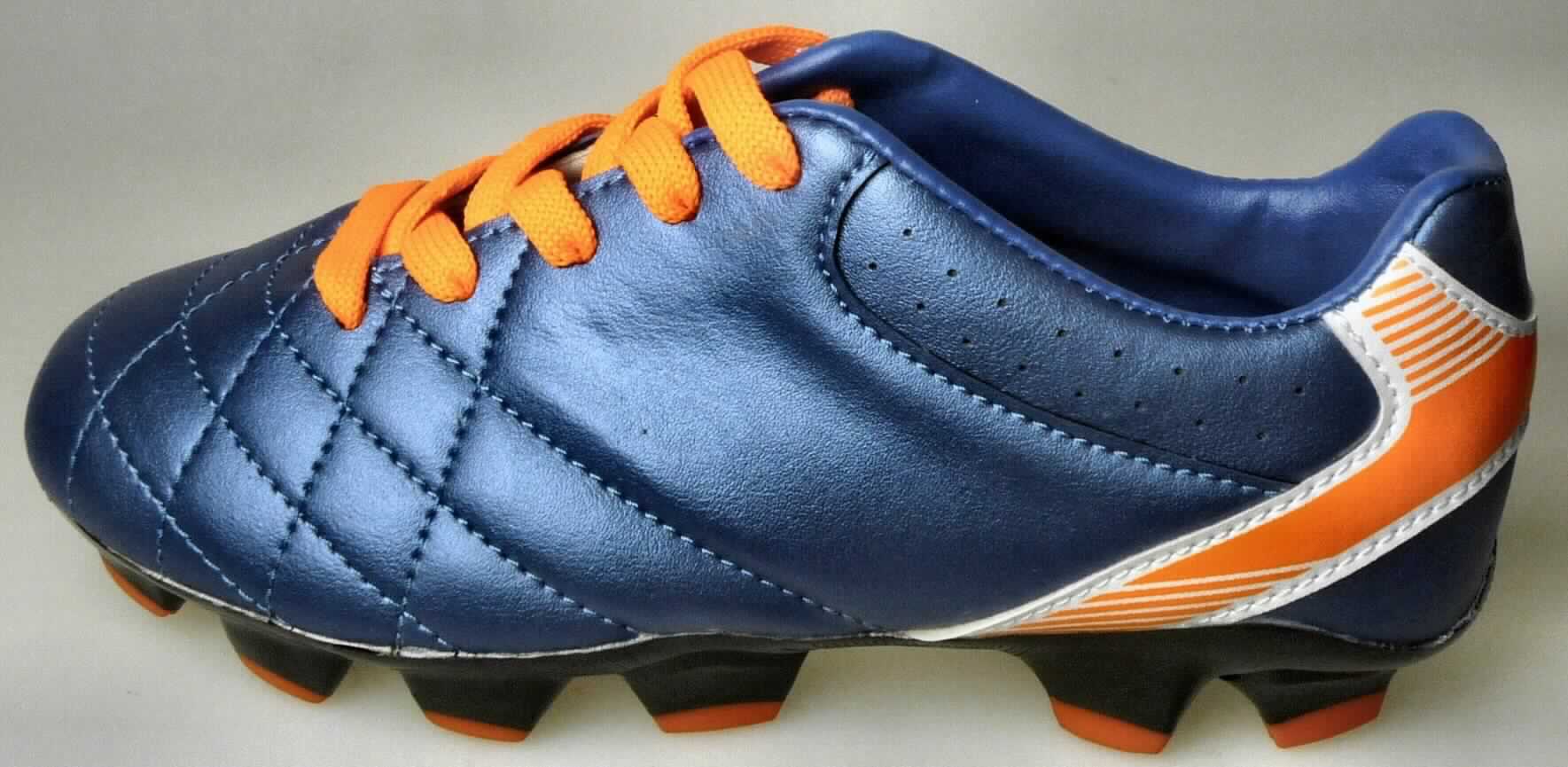 Sportschuhe (Foto siehe Anlage)
- mit Laufsohlen aus (lt. Antrag) Kautschuk, zur besseren Standfestigkeit beim Fußball-
  spielen mit jeweils 15 abstehenden stollenähnlichen Vorrichtungen versehen,
- mit Oberteil (geschlossenes Blatt) aus Kunststoff (Spinnstoff mit einer mit dem bloßen 
  Auge wahrnehmbaren Außenschicht aus Kunststoff),
- mit Schnürsenkelverschluss

"Sportschuhe mit Laufsohlen aus Kautschuk und Oberteil aus Kunststoff, andere als in der Position 6401 und 
 in den Unterpositionen 6402 1210 und 6402 1290 genannt"