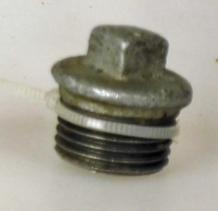 Stopfen aus Gusseisen

Bei der Ware handelt sich um ein metallisches rohrähnliches Verschlussstück mit einseitigem Außengewinde. Das andere Ende ist verschlossen und enthält einen Vierkant. Das Erzeugnis dient in der Sanitärinstallation zum Verschließen von Rohren oder Rohrstücken mit 1/2 Zoll Durchmesser.
Die Ware besteht nach den Angaben aus Temperguss (DIN EN 10242) und ist verzinkt. 

Bei der Ware handelt es sich um ein Rohrverschlussstück aus verformbarem Gusseisen mit Gewinde des TARIC-Codes 7307 1910 10.