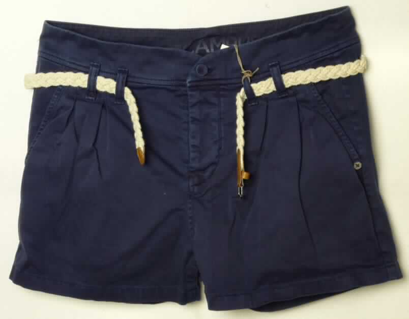 Zweiteilige Warenzusammenstellung, bestehend aus einer kurzen Hose für Männer und einem Bekleidungszubehör
(Gürtel), sog. Shorts für Frauen, Größe 28, Foto siehe Anlage,
- gemeinsam für den Einzelverkauf aufgemacht und zur Befriedigung eines speziellen Bedarfs zusammengestellt,
- kurze Hose (charakterbestimmend): 
-- aus ca. 0,5 mm dicken, einfarbigen Geweben aus laut Antrag 98% Baumwolle und 2% Elastan 
   (synthetische Chemiefasern), 
-- in der Taille abschließend mit einem angesetzten Bund mit versetzt angebrachten Gürtelschlaufen,
-- vorn mit einer Öffnung mit Knopfverschluss; mit Patte von links über rechts (Männerkleidung) 
   und mit Knopfverschluss im Bund,
-- vorn teilweise in Falten gelegt und mit zwei schräg eingesetzten Taschen ausgestattet,
-- hinten mit zwei Taschenattrappen verziert,   
-- mit kurzen Hosenbeinen, die nicht die Knie bedecken (Seitenlänge: ca. 34 cm),
-- an den Beinabschlüssen durch Umschlagen und Festnähen gesäumt,
- Gürtel (Bekleidungszubehör): 
-- durch die Gürtelschlaufen der kurzen Hose gezogen,
-- mit einer Länge von ca. 100 cm und einer Breite von ca. 1,8 cm,
-- aus einem zopfartigen Geflecht (Meterware der Position 5808) aus einfarbigen Garnen aus Spinnstoffen,
-- an beiden Enden mit kleinen, angenähten Zuschnitten aus Leder, 
-- an einem Ende mit einer Schnalle aus unedlem Metall,
-- durch Zusammennähen konfektioniert.

"Warenzusammenstellung aus einer kurzen Hose (charakterbestimmend) aus Geweben, für Männer,
 aus Baumwolle und aus einem Bekleidungszubehör (Gürtel) aus Spinnstoffen"