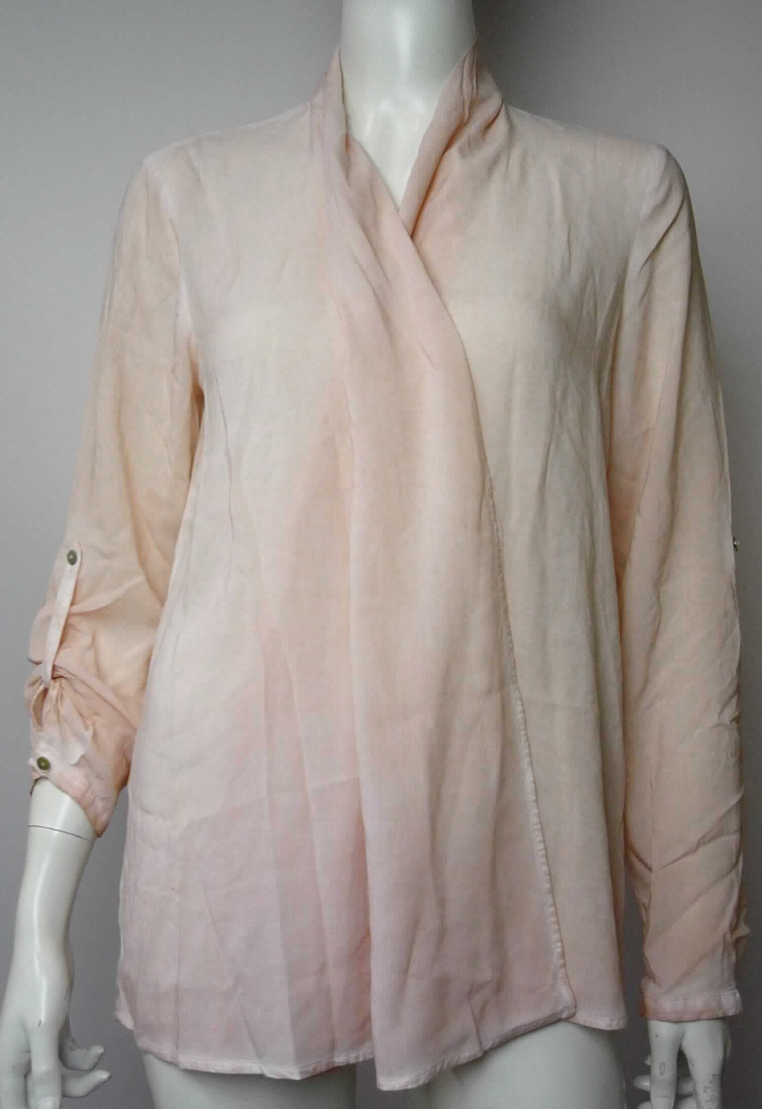Jacke, sog. Damenbluse, Art. 2031489.00.70, Größe 36, Foto siehe Anlage,
- aus ca. 0,2 mm dicken, einfarbigen Geweben aus laut Antrag 100 % Viskose (künstliche Chemiefasern),
- über den Schritt reichend (Rückenlänge: ca. 71 cm), 
- hinten mit einem schmalen Stehkragen,
- vorn mit einer durchgehenden Öffnung ohne Verschluss (u. a. somit keine Bluse/Hemdbluse), ohne Hinweise 
  auf den Trägerkreis (unisex),
- mit langen Ärmeln; in Höhe der Ellenbogen mit Knöpfen, die dem Fixieren der aufgekrempelten Ärmel mittels 
  innen angenähter Knopflaschen dienen,
- am unteren Rand durch Umschlagen und Festnähen gesäumt,
- keine Arbeits- und Berufskleidung.

"Jacke, aus Geweben, für Frauen, aus künstlichen Chemiefasern, keine Arbeits- und Berufskleidung"