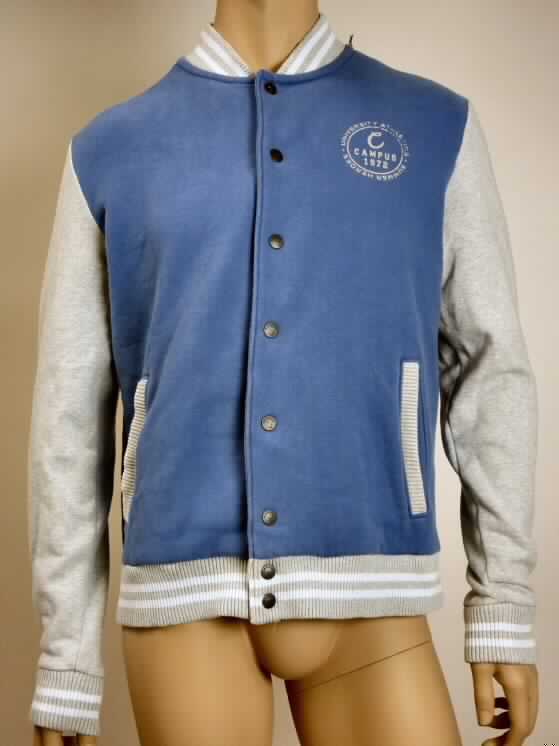 Blouson, Größe L, Foto siehe Anlage,
- aus ca. 1,8 mm dicken, verschieden farbigen, innen gerauten Gewirken aus laut Antrag
  80% Baumwolle und 20% Polyester (synthetische Chemiefasern),
- über die Taille reichend (Rückenlänge: ca. 67 cm),
- mit einem Stehkragen aus verschieden farbigen, gerippten Gewirken,
- vorn mit einer durchgehenden Öffnung mit Druckknopfverschluss und einer Überlappung von 
  links über rechts (Männerkleidung),
- vorn mit einem Motivaufdruck verziert,
- mit langen Ärmeln, die mit gerippt gewirkten, verengenden Bündchen ausgestattet sind und über 
  den unteren Rand des Kleidungsstücks hinausreichen,
- vorn mit zwei eingesetzten Taschen unterhalb der Taille,
- am unteren Rand mit einem angesetzten, gerippt gewirkten, verengenden Bund.

"Blouson, aus Gewirken, für Männer, aus Baumwolle"