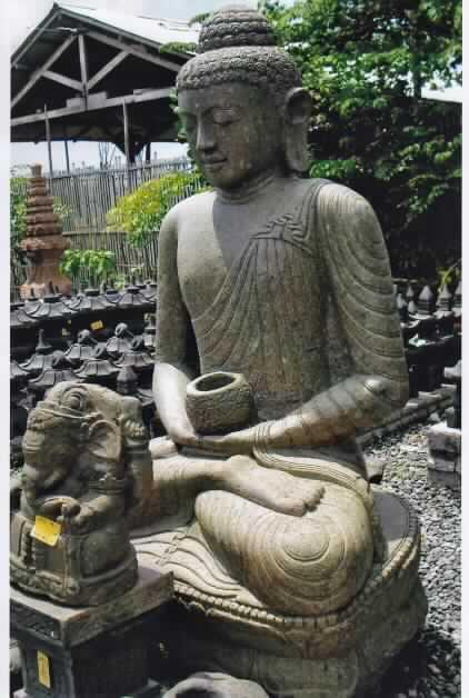 Angaben: Bezeichnung: Garten Dekoration in Form von Buddha Statuen aus Stein - Material: Lavagestein - Abmessungen: Sockelfläche: ca. 100 cm x 120 cm / Höhe: nie weniger als 150 cm und nie mehr als 180 cm - Herstellung: aus einem Stück gehauen / in Handarbeit gemeißelt / mit Bildhauerarbeit - Gewicht: ca. 900 kg bis ca. 1,5 t - Ursprungsland: Indonesien.

Feststellungen: Die Angaben der Antragstellerin werden als zutreffend unterstellt.

Befund: Zolltariflich handelt es sich bei den Buddha-Statuen um bearbeitete Werksteine, der Position 6802 des EZT (kunstvolle Darstellung eines Buddhas, mit Bildhauerarbeit).