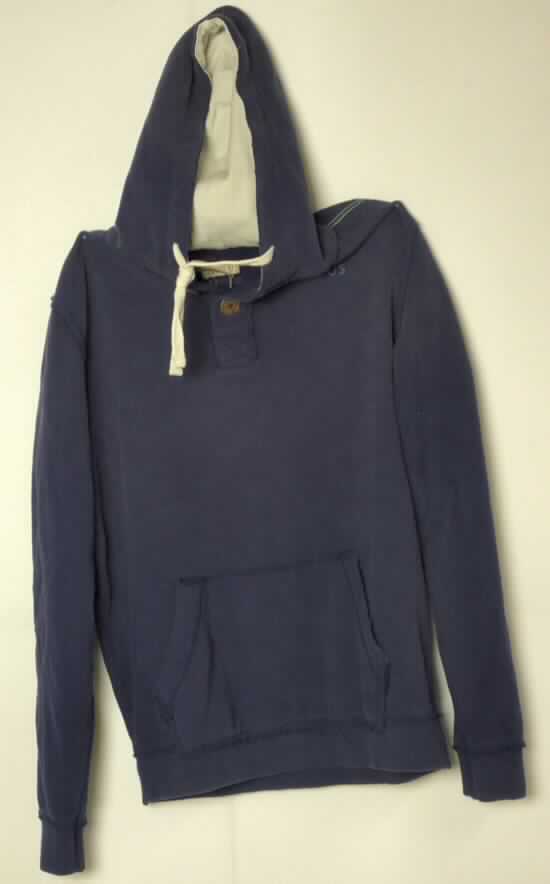 Blouson, Größe L, Foto siehe Anlage,
- aus ca. 1,7 mm dicken, einfarbigen Gewirken aus laut Antrag 85% Baumwolle und 15% Polyester
  (synthetische Chemiefasern),
- über die Taille reichend (Rückenlänge: ca. 71 cm),
- mit einer kontrastfarben, gefütterten Kapuze mit Kordelzug,
- vorn mit einer teilweisen Öffnung mit Knopfverschluss von links über rechts (Männerkleidung),
- mit langen Ärmeln mit angesetzten, gerippt gewirkten, verengenden Bündchen, die über den
  unteren Rand des Kleidungsstücks hinausreichen,
- vorn mit einer großen, aufgesetzten Tasche (sog. Kängurutasche) unterhalb der Taille,
- mit einem angesetzten, gerippt gewirkten, verengenden Bund am unteren Rand.

"Blouson aus Gewirken, für Männer, aus Baumwolle"