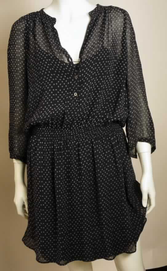Kleid, Größe 36, Foto siehe Anlage,
- doppellagig gearbeitet:
-- mit einer Außenlage aus ca. 0,2 mm dicken, leicht transparenten, buntgewebten Geweben aus
   laut Antrag 100% Seide und 
-- mit einer Innenlage aus einfarbigen, blickdichten Geweben aus laut Antrag 100% Polyester
   (synthetische Chemiefasern) in Form eines Unterkleides mit schmalen, verstellbaren Schulterträgern 
   (sog. Spagettiträger) gearbeitet;
-- beide Lagen sind in der Schulternaht dauerhaft zusammengenäht,
- über die Mitte des Oberschenkel reichend (Rückenlänge: ca. 93 cm); kann aufgrund der Länge
  ohne ein weiteres, den Unterkörper bedeckendes Kleidungsstück (Rock oder Hose) getragen werden,
- mit einem leicht halsfernen, runden Ausschnitt mit Randeinfassung und einer nicht durchgehenden
  Öffnung mit Knopfverschluss rechts über links (Frauenkleidung),
- mit 3/4 langen Ärmeln; an den Abschlüssen mit ca. 9,5 cm langen Schlitzen und mit verengenden 
  Knopfverschlüssen ausgestattet,
- im Taillienhöhe elastisch gerafft,
- am unteren Rand sind beide Lagen gesäumt,
- nach Umfang und äußerem Erscheinungsbild verleihen die Gewebe aus Seide der Ware ihren Charakter.

"Kleid, aus Geweben, für Frauen, aus Seide (charakterbestimmend) und aus Geweben aus synthetischen Chemiefasern"