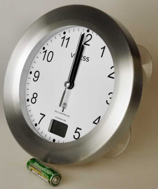 Sog. Funk-Baduhr "Vivess"-Suwe Nr. 133439, 132953 - NAN 1215732, siehe Foto.
Es handelt sich um eine Wanduhr in einem runden Kunststoffgehäuse mit Metallrahmen
und Glasabdeckung (Maße: 17 x 5 cm = Durchmesser x Dicke). Das Gehäuse ist auf der
Rückseite mit einer Aufhängevorrichtung und mit vier Saugnäpfen zum Befestigen an der
Wand sowie innen mit einer Dichtung zum Schutz vor Spritzwasser versehen. Die Uhr ist
elektrisch betrieben (1,5 V Batterie), enthält kein Kleinuhr-Werk (Maße des Uhrwerks: 5 x
5,3 cm) und weist eine analoge Anzeige durch Stunden-, Minuten- und Sekundenzeiger auf.
Sie ist mit einem digitalen Thermometer mit der Anzeige in Celsius, mit eigener
Stromversorgung (1,5 V Batterie) zusammengesetzt. Die Uhr ist im Hinblick auf den Umfang
und den Verwendungszweck charakterbestimmend. Die Wanduhr ist in einem bedruckten
Pappkarton verpackt.

Diese Ware ist als "andere als von den Positionen 9101 bis 9104 erfasste Uhr, andere als
Wecker, Wanduhr, elektrisch betrieben" einzureihen.