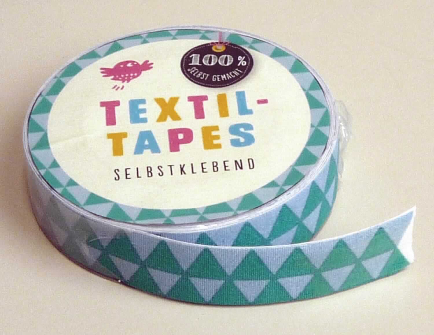 Mit Kunststoff überzogenes Gewebe, sog. Textilklebeband, Art.-Nr. 92941, Foto siehe Anlage,
- mit einem bedruckten Papiereinleger in Folie eingeschweißt,
- als Meterware auf Rollen, laut Antrag mit einer Länge von 5 m und einer Breite von 1,5 cm,
- aus einem bedruckten Gewebe aus laut Antrag Baumwolle, das auf der Innenseite mit dem bloßen Auge 
  wahrnehmbar mit Kunststoff (laut Antrag weder Polyvinylchlorid noch Polyurethan; kein Zellkunststoff) bestrichen 
  ist; mit einem Abdeckpapier versehen,
- von Hand bei einer Temperatur zwischen 15 und 30 °C auf einen Dorn von 7 mm Durchmesser aufrollbar,
  ohne rissig zu werden.

"Gewebe, mit Kunststoff bestrichen, anderes als solche der Position 5902, anderes als in den Unterpositionen 
 5903 10 und 5903 20 genannte, mit Schauseite aus Spinnstoffen"