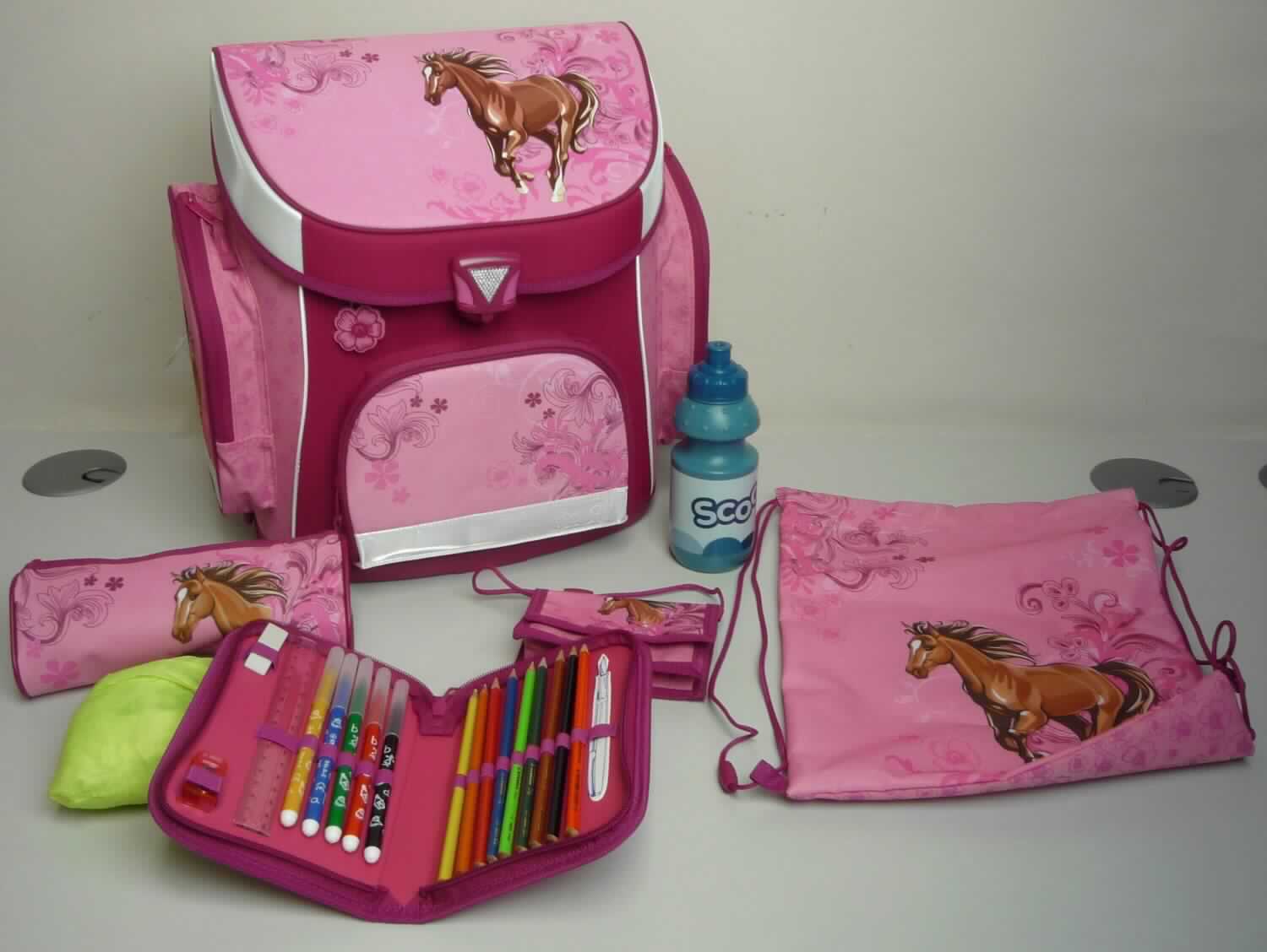 Warenzusammenstellung (7-teilig), bestehend aus einer Schultasche, vier ähnlichen Behältnissen (Sportbeutel, Brustbeutel, Schlampermäppchen, Schüleretui), einer Regenhülle und einer Trinkflasche, 
sog. Schulranzen-Set, 7-teilig mit Sportflasche, Art. xxxx8292, Foto siehe Anlage,
- in Aufmachung für den Einzelverkauf (gemeinsam verpackt),
- zur Befriedigung eines speziellen Bedarfs zusammengestellt, bestehend aus
- einer Schultasche,
- - mit einer Außenseite überwiegend aus Spinnstoffen,
- - mit einer Außenseite aus formgepresstem Kunststoff am Bodenteil,
- - der Spinnstoff bestimmt nach dem Umfang den wesentlichen Charakter der Außenseite,
- - mit zwei verstellbaren, gepolsterten Rückentragegurten und einem gepolsterten Rückenteil,
- - mit einer Trageschlaufe aus Spinnstoffen,
- - mit reflektierenden Streifen an der Vorderseite, der Überschlagklappe und den Seitenteilen,
- - mit einem Vorfach mit Reißverschluss,
- - mit jeweils einem aufgesetzten Fach mit Reißverschluss an den Seitenteilen,
- - mit einer formstabilen Überschlagklappe mit einem Schnappverschluss,
- - an der Innenseite der Überschlagklappe mit einem eingesetzten Sichtfach mit Stundenplan aus Papier,
- - im Hauptfach mit einer angenähten Reißverschlusstasche und einem angenähten Trennsteg ausgestattet,
- - formstabil, mit eingearbeiteten Verstärkungen im Bodenteil, den Seitenteilen und am Rückenteil,
- - mit einer Größe von ca. 40 cm (Breite) x 39 cm (Höhe) x 22 cm (Tiefe),
- - ohne Hinweise auf Handarbeit,
- einem Sportbeutel (ähnliches Behältnis), sog. Turnbeutel,
- - mit einer Außenseite aus Spinnstoffen,
- - mit einer Zugkordel zu verengen, die an beiden Seiten bis zu den unteren Ecken geführt wird,
- einem Brustbeutel (ähnliches Behältnis), sog. Geldbörse,
- - mit einer Außenseite überwiegend aus Spinnstoffen und aus Kunststofffolie als Sichtfenster des Einsteckfachs,
- - mit einer Überschlagklappe mit Klettverschluss,
- - mit einer Kordel aus Spinnstoffen zum Umhängen,
- einem Schlampermäppchen (ähnliches Behältnis), sog. Schlamperetui,
- - mit einer Außenseite aus Spinnstoffen,
- - mit einem Reißverschluss entlang des oberen Rands,
- einem Schüleretui (ähnliches Behältnis), sog. gefülltes Schüleretui,
- - mit einer Außenseite aus Spinnstoffen,
- - mit einem an drei Seiten umlaufenden Reißverschluss,
- - gefüllt mit Farbstiften, Filzstiften, einem Lineal, einem Radiergummi und einem Spitzer,
- einer Regenhülle (konfektionierte Spinnstoffware), sog. Regenschutz,
- - aus Geweben aus Spinnstoffen und offenmaschigen Gewirken aus Spinnstoffen,
- - entsprechend der Form der Schultasche zugeschnitten und zusammengenäht (konfektioniert),
- - an den Rändern mit einem elastischen, verengenden Zugband eingefasst, 
- einer Trinkflasche (Hauswirtschaftsartikel) aus Kunststoff, sog. Sportflasche,
- - zylinderförmige Flasche mit einem Schraubdeckel mit integriertem Trinkstutzen,
- die Schultasche bestimmt nach dem Umfang und ihrer Bedeutung in Bezug auf die Verwendung den wesentlichen 
  Charakter der Warenzusammenstellung.

"Schultasche, mit Außenseite aus Spinnstoffen, nicht handgearbeitet"