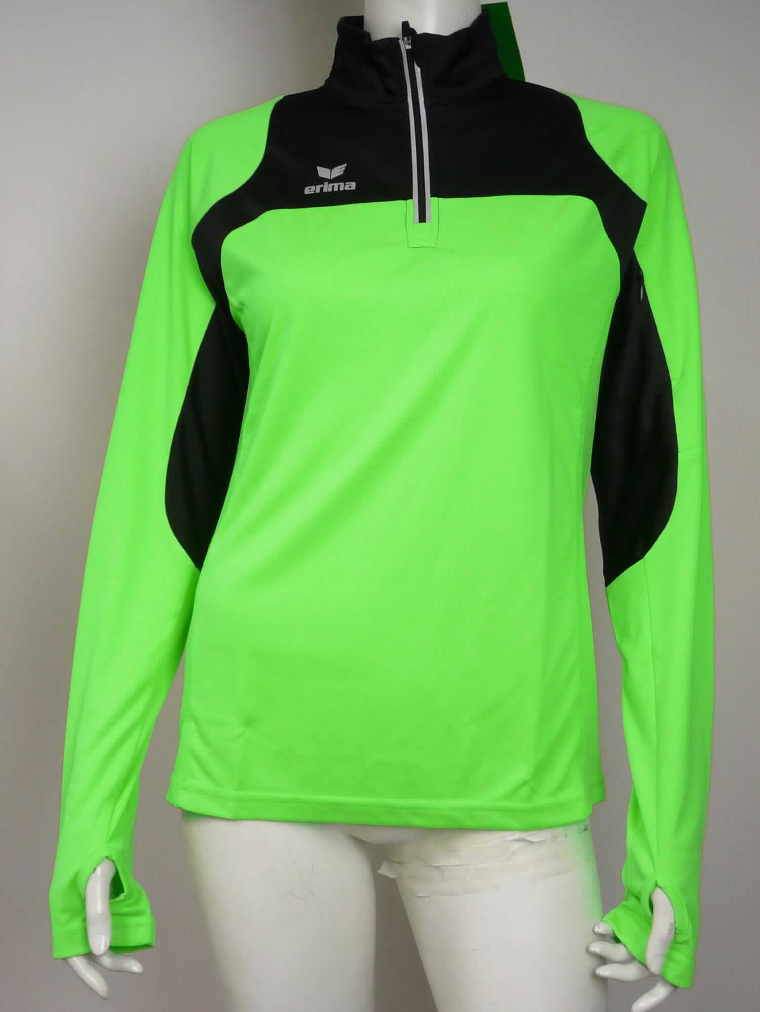 Pulloverähnliches Kleidungsstück, sog. Longsleeve Funktion, Art. 8330704, Style 07-0121, Größe 38, 
Foto siehe Anlage,
- in einem bedruckten Polybeutel verpackt,
- aus verschiedenen ca. 0,5 mm dicken, einfarbigen Gewirken aus laut Antrag 100 % Polyester (synthetische 
  Chemiefasern), 
- über die Taille reichend (Rückenlänge: ca. 64 cm), 
- mit einem hohen Kragen,
- vorn mit einer etwa von der Brustmitte bis in die Kragenspitzen reichenden Öffnung mit Reißverschluss,  
  (u. a. deshalb kein Unterziehpulli), am Kragen mit einer kurzen Überlappung von links über rechts 
  (Männerkleidung),
- mit langen Ärmeln, an den Ärmelenden mit Daumenloch,
- mit einer eingesetzten Tasche mit Reißverschluss am linken Ärmel, 
- am unteren Rand und an den Ärmelabschlüssen durch Umschlagen und Festnähen gesäumt.

"Pulloverähnliches Kleidungsstück, aus Gewirken, aus Chemiefasern, kein Unterziehpulli, für Männer"
