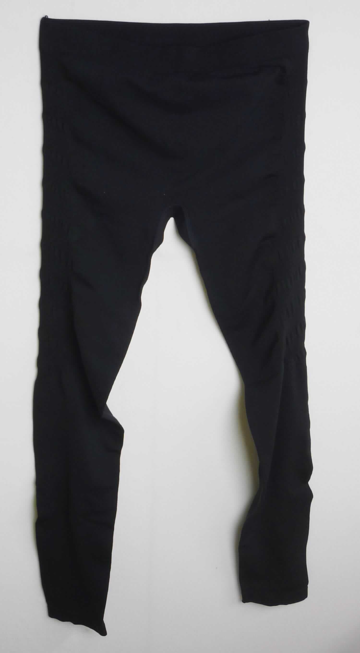 Lange Unterhose, sog. Functional Tights Long, Art. 2290703, Style 07-0166, in Erwachsenengröße, 
Foto siehe Anlage,
- in einem Polybeutel verpackt,
- aus bis zu ca. 0,8 mm dicken, einfarbigen, unterschiedlich strukturierten Gewirken aus laut Antrag
  50 % Polyester, 45 % Polyamid und 5 % Elasthan (alles synthetische Chemiefasern),
- in der Taille abschließend, mit einem doppelt gearbeiteten, gerippt gewirkten Taillenbund,
- ohne Eingriff, ohne Öffnung und ohne Verschluss; ohne Hinweise auf den Trägerkreis (unisex),
- im Schrittbereich mit Zwickel,
- alle Nähte sind als flache Überwendlichnähte gearbeitet,
- mit knöchellangen Hosenbeinen; an den Beinabschlüssen durch Umschlagen und Festnähen gesäumt,
- erfüllt die Merkmale zur Einreihung als Unterhose, somit keine Ware der Position 6104.

"Unterhose, aus Gewirken, für Frauen, aus Chemiefasern"