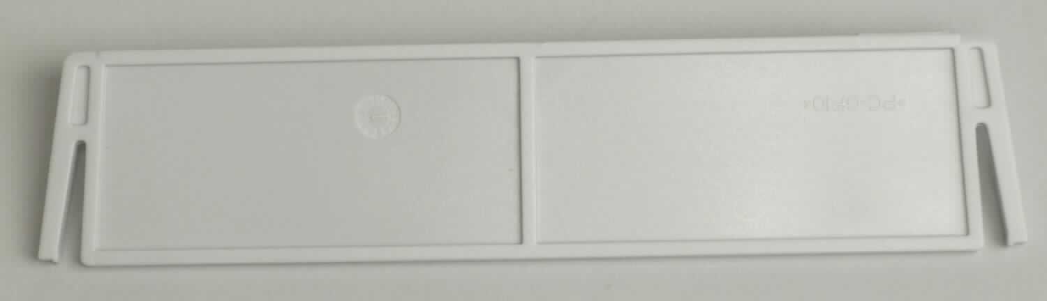 Sog. Isolator, im Wesentlichen bestehend aus einem flachen quader- und trapezförmigen Körper mit den Abmessungen von ca. 131 x 28 x 2 mm, der aus Kunststoff besteht. Der Kunststoff weist eine Beimischung von 10 % Glasfasern auf. An der kürzeren Seite des Trapezes befindet sich links und rechts jeweils ein kleiner Körper aus dem gleichen Material, der die Abmessungen von ca. 12 x 5x 1 mm aufweist. Die Seiten sind jeweils mit einer Einkerbung versehen, sodass 2 klammerähnliche Gebilde vorhanden sind.
Der Körper ist flammgeschützt und weist eine hohe Steifheit auf.
Die Ware ist für den Einbau in den Elektrizitätszähler EM4TII (nicht Gegenstand dieser vZTA-Entscheidung) bestimmt und dient dort der mechanischen Trennung zweier Räume.

Zur äußeren Form siehe Abbildung in der Anlage.

Die Ware wird als "Teil, erkennbar hauptsächlich für Elektrizitätszähler bestimmt" eingereiht.