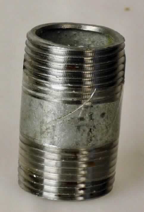 Tempergussfitting

Bei der Ware handelt sich um ein metallisches Rohrverbindungstück mit einer Länge von 40 mm und einem Außendurchmesser von ca. 26,2 mm mit beidseitigem Außengewinde. Das Erzeugnis dient in der Sanitärinstallation zum Verbinden von Rohren oder Rohrstücken mit 3/4 Zoll Durchmesser.
Die Ware besteht nach den Angaben aus Temperguss (DIN EN 10242) und ist verzinkt. 

Bei der Ware handelt es sich um ein Rohrverbindungsstück aus verformbarem Gusseisen mit Gewinde des TARIC-Codes 7307 1910 10. Ein Gewinderohr der Position 7306 liegt aufgrund der Abmessungen nicht vor.