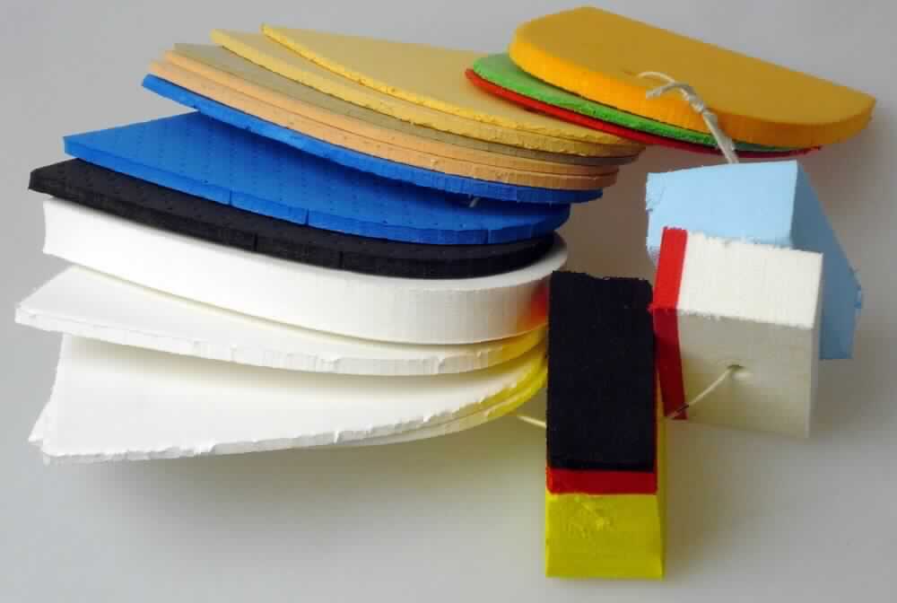 Angaben des Antragstellers:
Weichschaumplatten aus Polyethylen-Vinylacetat (EVA)

Die Platten werden in verschiedenen Größen (27 x 35 cm und 100 x 200 cm) und verschiedenen Stärken (2 bis 35 mm) gehandelt. Die Platten sind rechteckig zugeschnitten und nicht weiter bearbeitet. Die Platten dienen nach Zuschnitt als Einlage in Schuhen.

Feststellungen an einem Warenmuster:
Es wurden verschiedenfarbige Platten aus einem Zellkunststoff (hier Polyethylen-Vinylacetat (EVA)) vorgelegt.

Befund:
Es liegen Platten aus Zellkunststoff im Sinne der Unterposition (KN) 3921 1900 vor.
